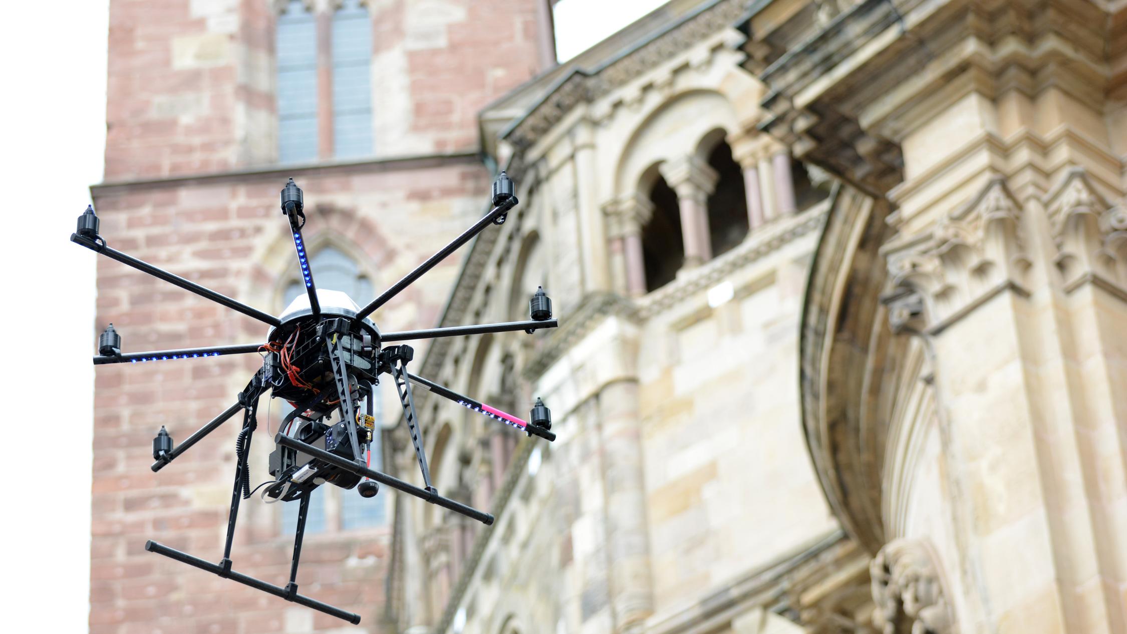 Eine Drohne macht Aufnahmen vom Trierer Dom
