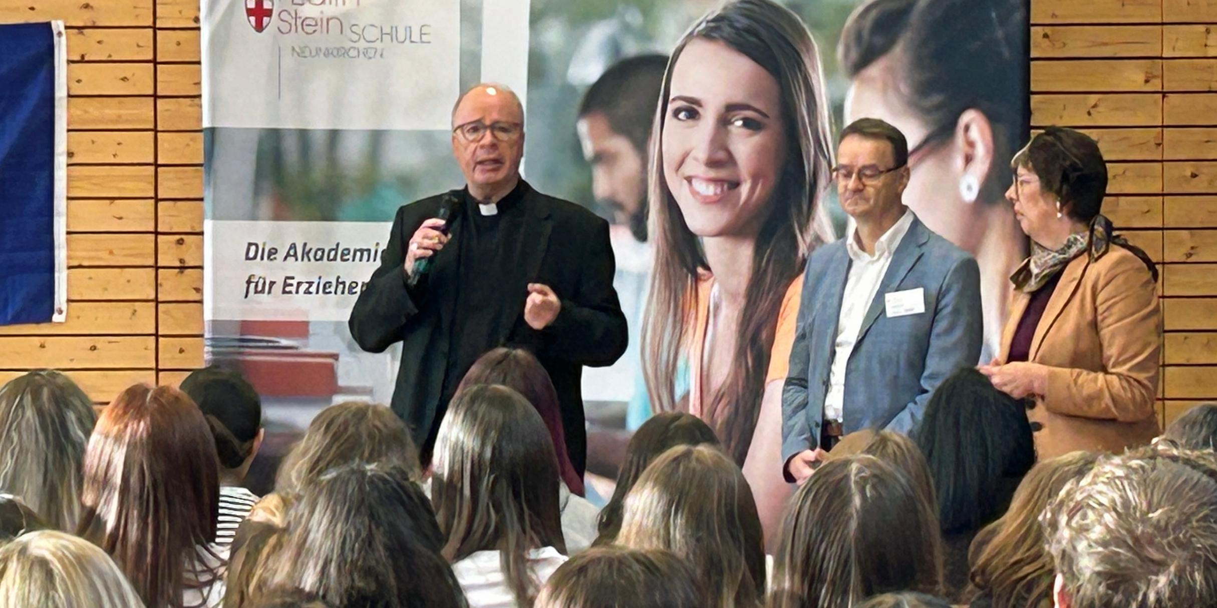 Bischof Ackermann, Schulleiter Markus Kirsch und Kerstin Schmitz-Stuhlträger (Abteilungsleiterin Schule und Religionsunterricht im Bistum Trier) begrüßen die Schülerinnen und Schüler. Bischof Ackermann begrüßt Schüler*innen der Edith-Stein-Schule