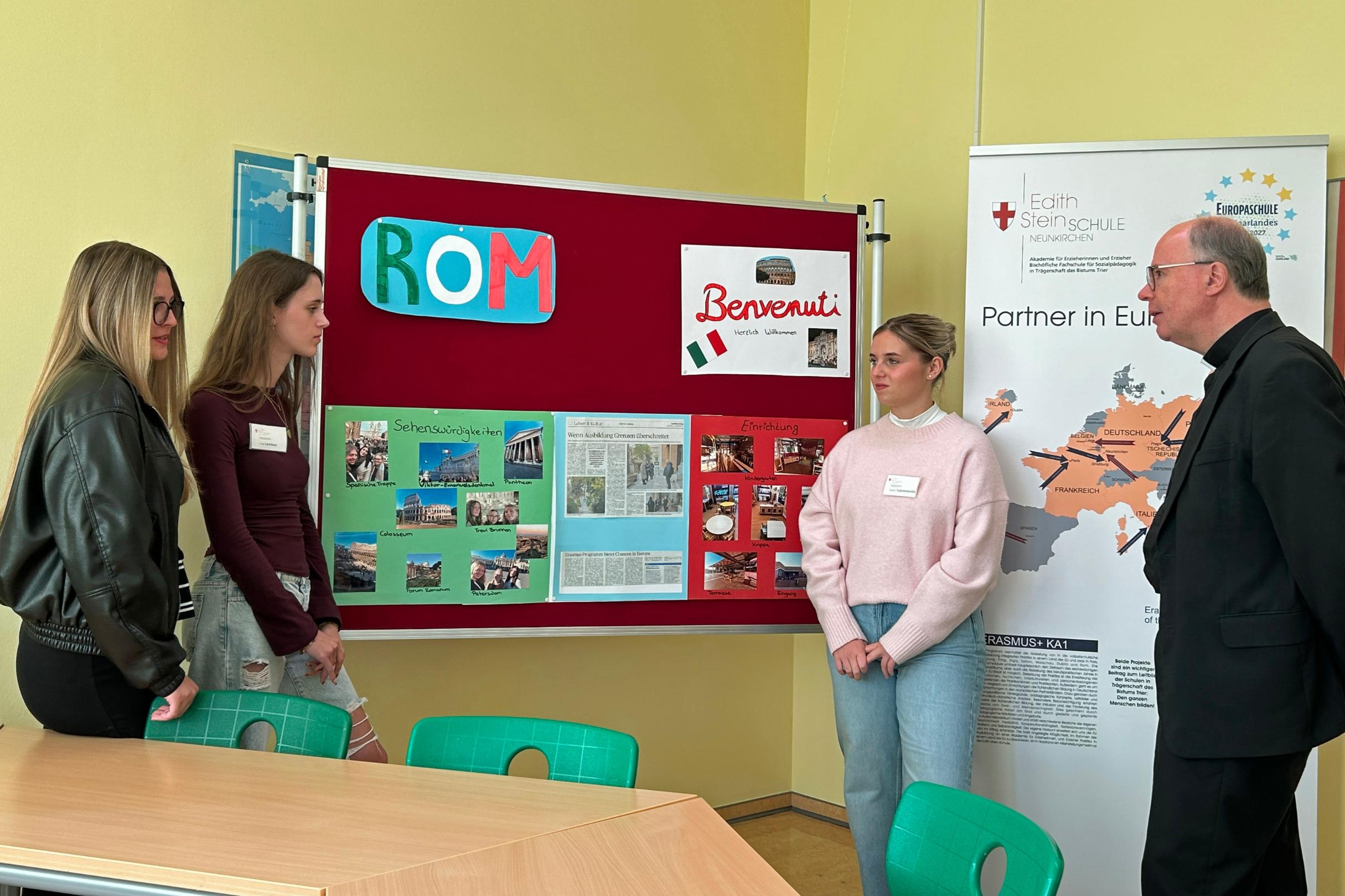 Louisa, Lisa und Giulia erzählen dem Bischof von ihrem Auslandspraktikum in Rom. Drei Schülerinnen berichten dem Bischof von Ihrem Praktikum im Kindergarten der Deutschen Schule in Rom.