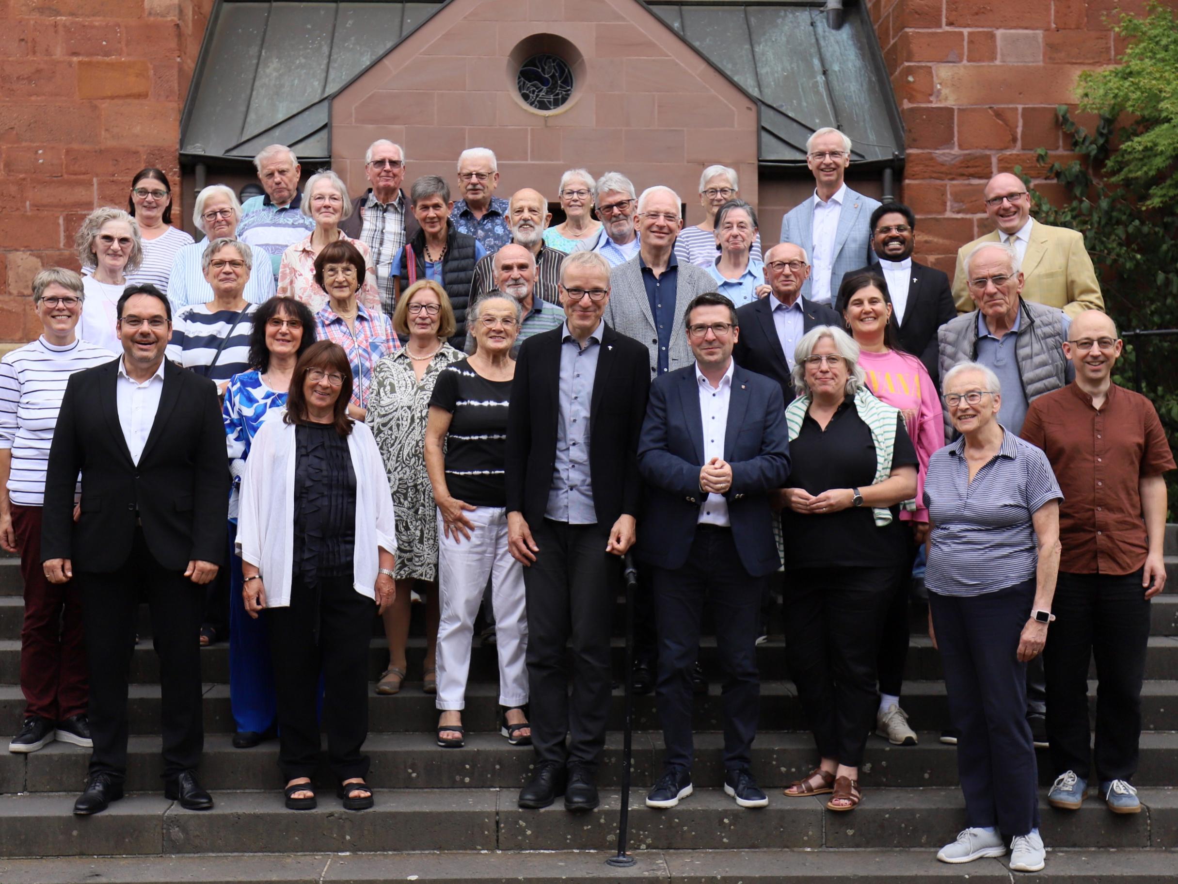 Ehranger Ehrenamtliche mit Staatsminister Klein und OB Leibe, Pfarrer Diederich, Pfarrerin Kluge, Gemeindereferent Friedrich_sb