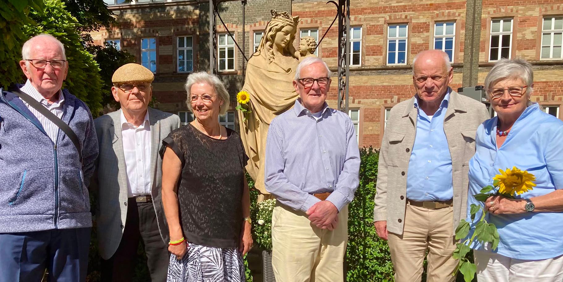 Vlnr: Manfred Müller, Stefan und Anna-Maria Löbl, Adolf Bormann, Helmut und Maria-Elisabeth Grünhäuser Sechs Personen stehen vor einer Statue für ein Gruppenbild zusammen