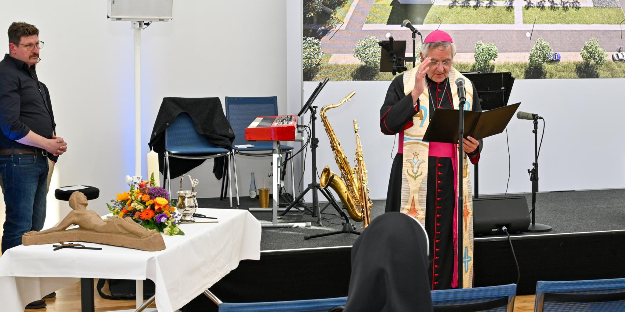 Weihbischof em. Franz Josef Gebert segnet die neue Pflegeschule ein.