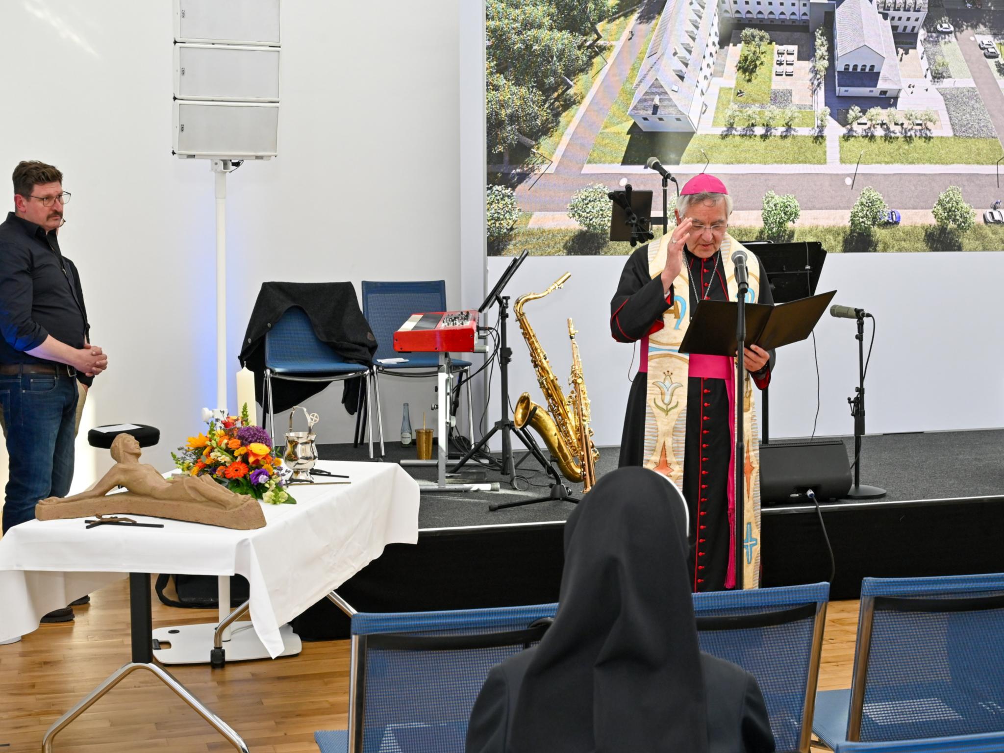 Weihbischof em. Franz Josef Gebert segnet die neue Pflegeschule ein.