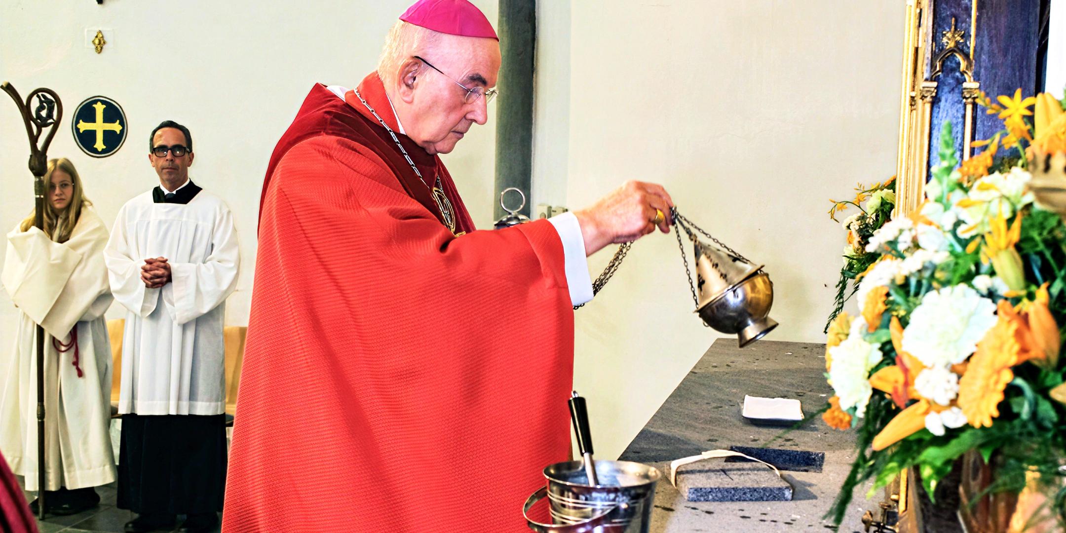Bischof Felix Genn setzt die Reliquie ein