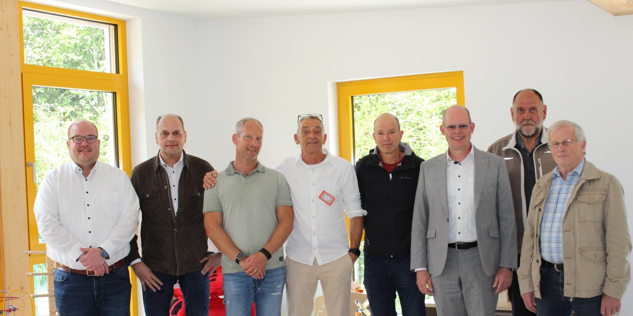 Martin Engemann (Bauverantwortlicher Bistum Trier), Gerd Krones (Bistumsarchitekt), Oliver Weinand (Architekt), Jörg Kochhan (Kita-Leiter), Kai Truckenbrodt (Gesamtleiter), Christian Keimer (Stadtbürgermeister Kastellaun), Volker Boos (Ortsbürgermeister Spesenroth) und Hans Herbert Laux (Ortsbürgermeister Uhler) bei der Einweihung der katholischen Kita Farbenfroh (v. links).