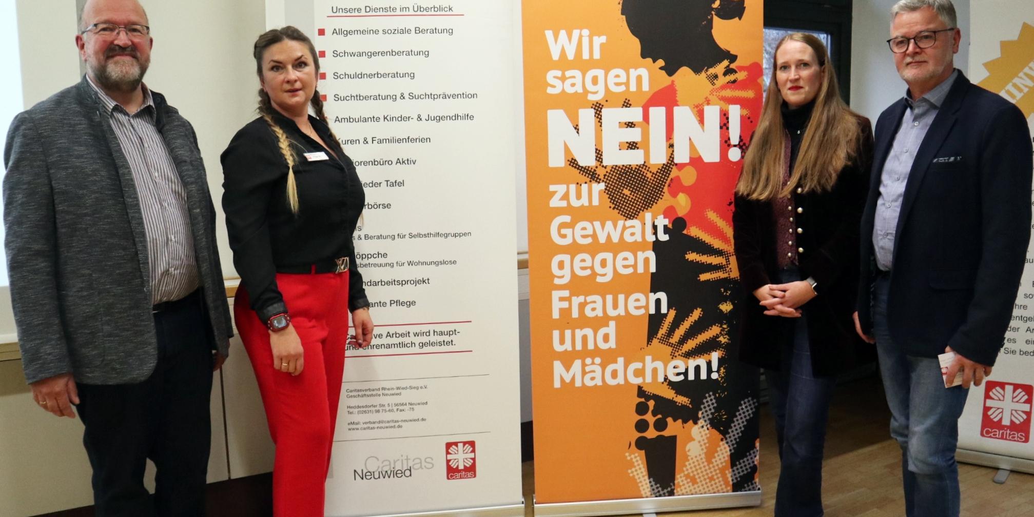 Bettina Echtermeyer von der Koblenzer Interventionsstelle gegen Gewalt in engen sozialen Beziehungen (2. v. re.) und Olga Scott, Fachteamleiterin der Interventionsstellen des Caritasverbands Rhein-Wied-Sieg, informierten beim Elisabeth-Tag über ihre Arbeit. Dazu eingeladen hatten sie Caritasdirektor Eberhard Köhler (re.) und Bernd Wagener, 1. Vorsitzender des Caritasrates.