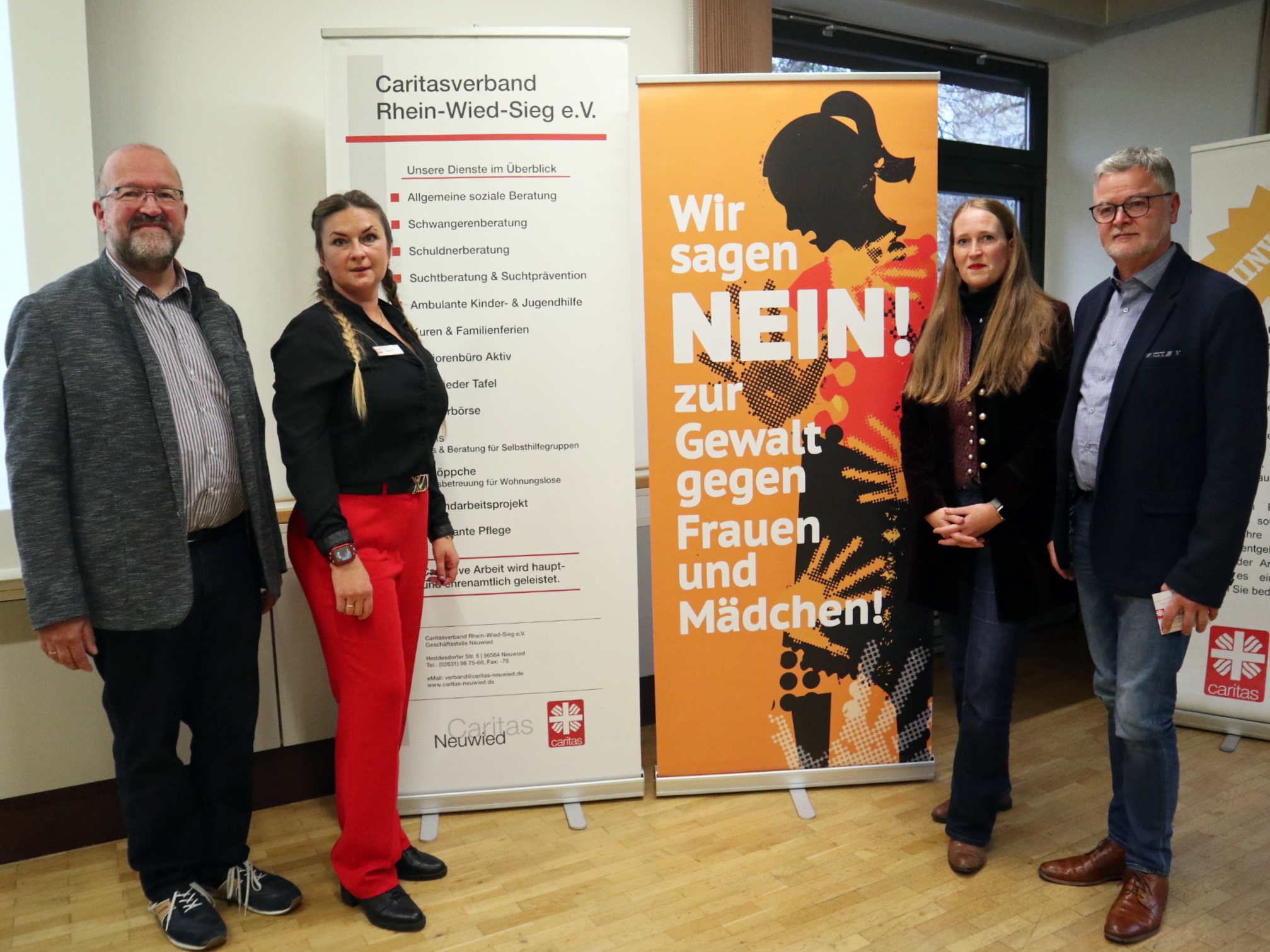Bettina Echtermeyer von der Koblenzer Interventionsstelle gegen Gewalt in engen sozialen Beziehungen (2. v. re.) und Olga Scott, Fachteamleiterin der Interventionsstellen des Caritasverbands Rhein-Wied-Sieg, informierten beim Elisabeth-Tag über ihre Arbeit. Dazu eingeladen hatten sie Caritasdirektor Eberhard Köhler (re.) und Bernd Wagener, 1. Vorsitzender des Caritasrates.