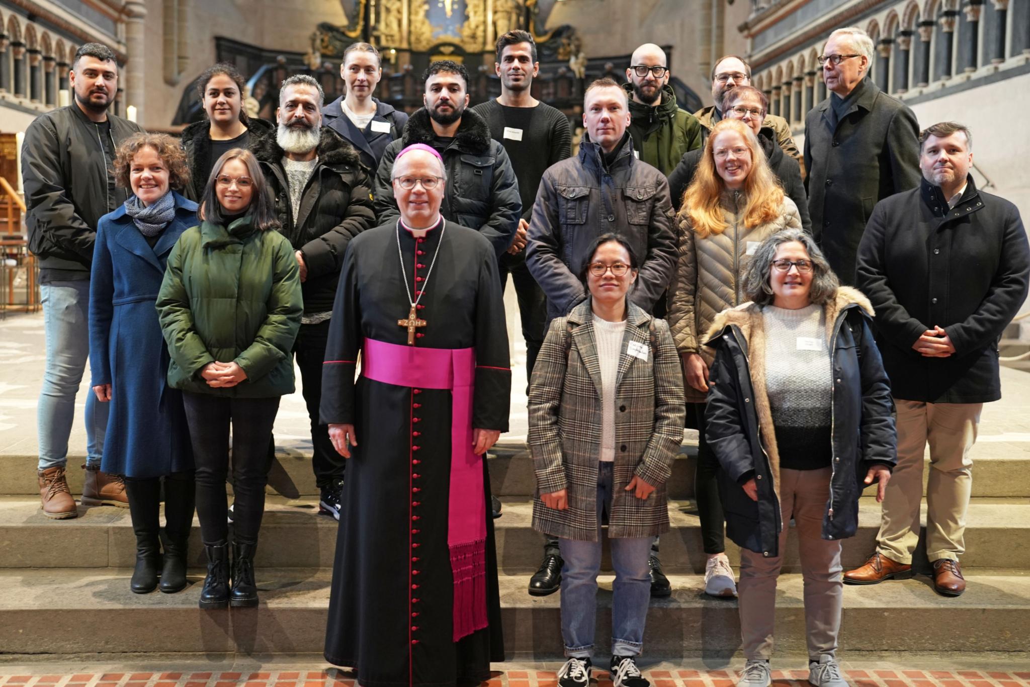 Bischof Dr. Stephan Ackermann hat zehn Erwachsene aus dem Bistum zu den drei österlichen Sakramenten Taufe, Firmung und Eucharistie zugelassen. Sie werden auf ihrem Weg begleitet von pastoralen Mitarbeiterinnen und Mitarbeitern sowie von Paten.