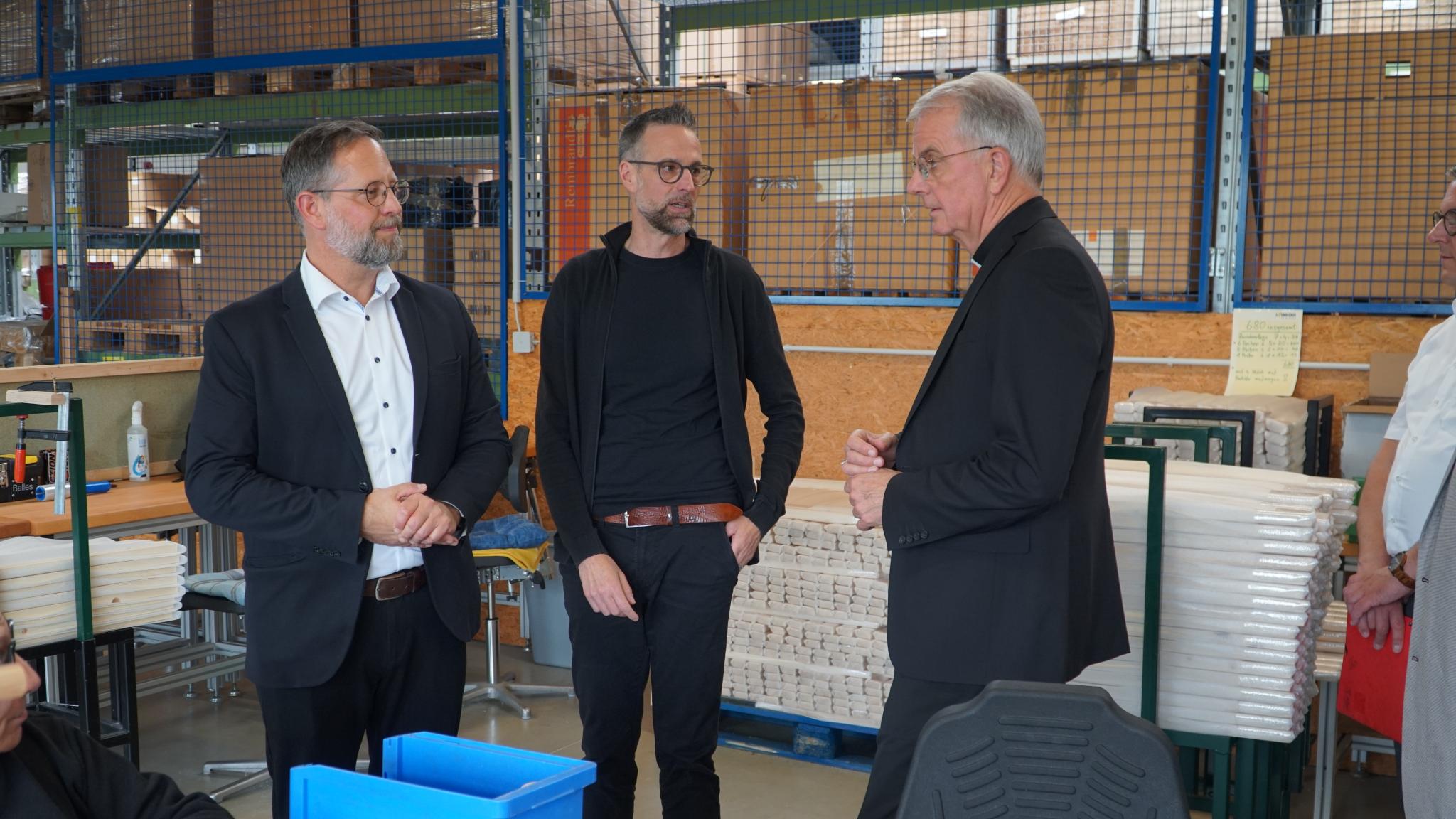 Richard Kläsges (Mitte) und Karsten Hermes (links) im Gespräch mit Weihbischof Peters