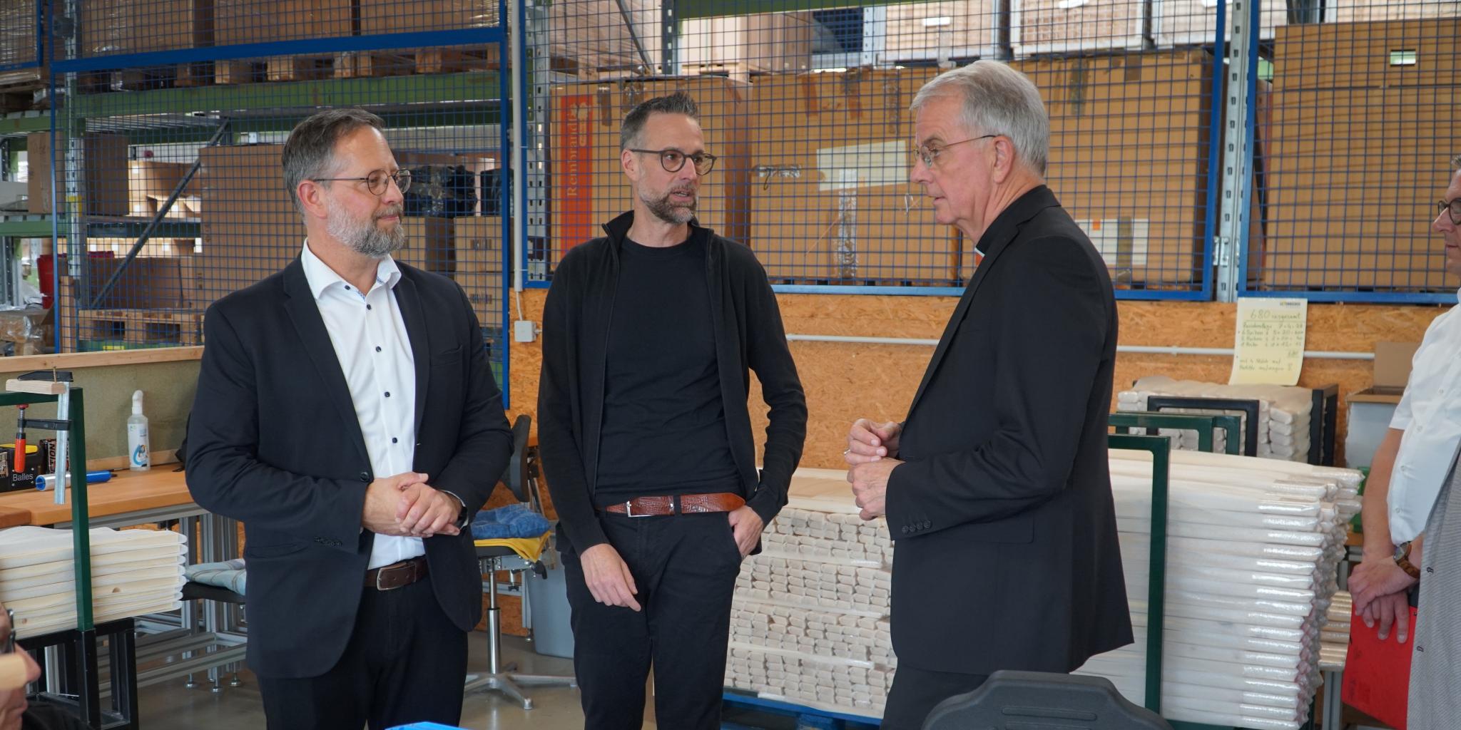 Richard Kläsges (Mitte) und Karsten Hermes (links) im Gespräch mit Weihbischof Peters