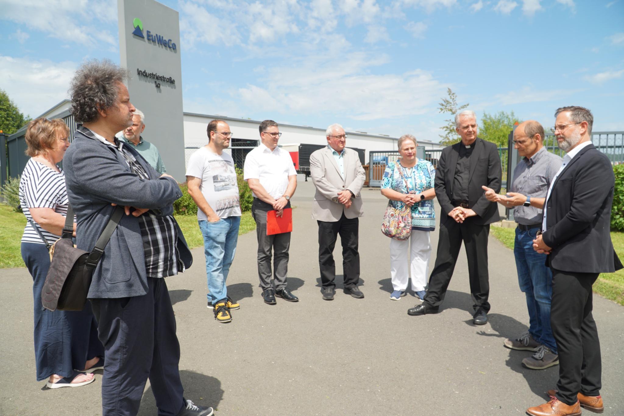 (v.l.n.r.): Richard Kläsges (Prkurist), Günter Backes (Werkstattleiter WEW Standort Weinsheim), Weihbischof Peters, Dominic Holzheiser (Werkstattrat EuWeCo), Craig-Maikel Kunz (Werkstattrat EuWeCo)