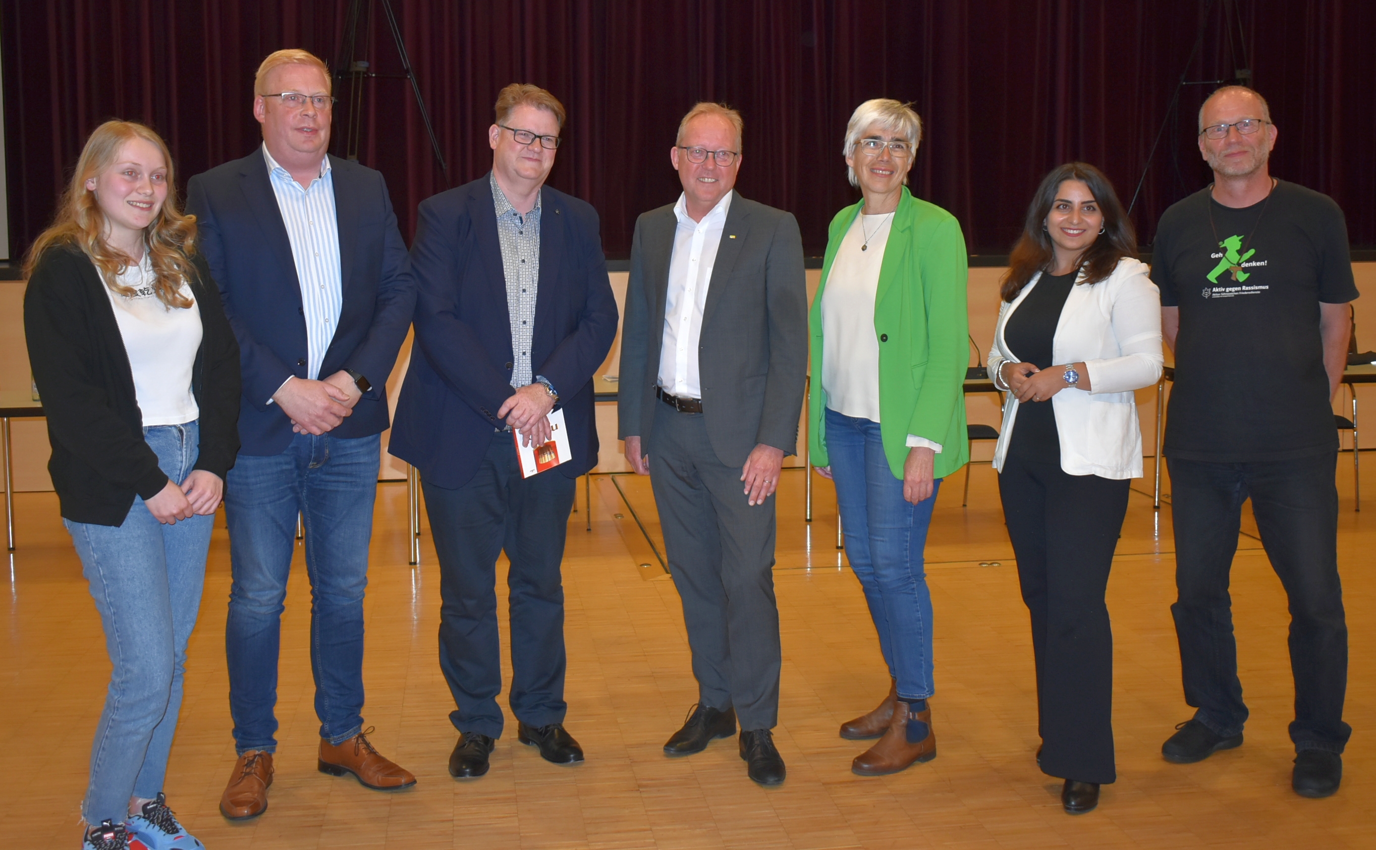 Anna Weinand (links) und Hermann Schmitt (rechts) moderierten das Kinder- und Jugendpolitische Gespräch an dem folgende Kandidaten zur Europawahl teilnahmen (von links): Alexander Heppe (AfD), Ralf Seekatz (MdE, CDU), Volker Lopp (FDP), Jutta Paulus (MdE, Bündnis 90/Die Grünen) und Maria Harutyunyan (SPD)