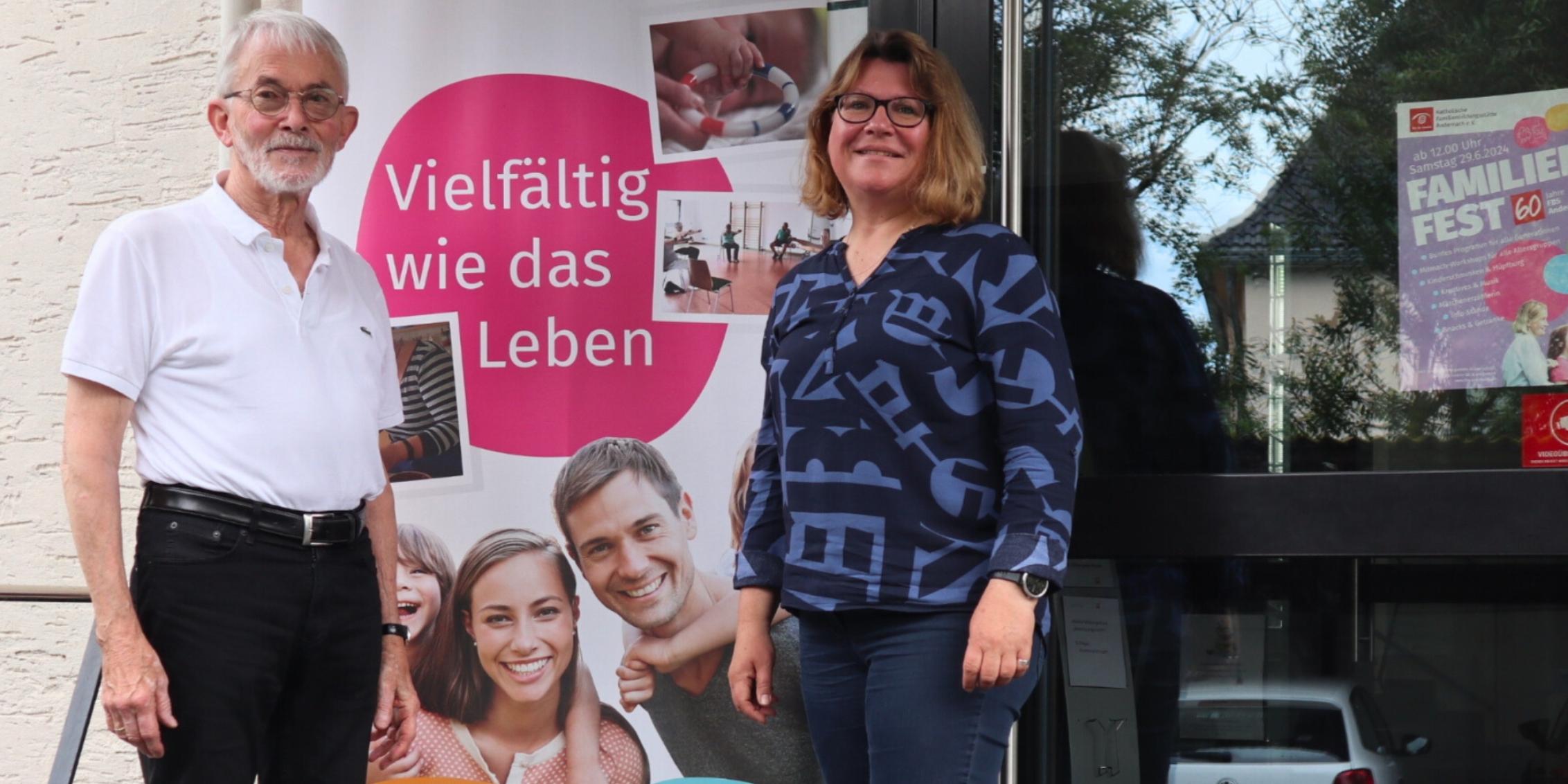 Stefanie Lange, Leiterin der katholischen Familienbildungsstätte in Andernach und Paul Meyer, Vorsitzender des Vereins, der Träger der Familienbildungsstätte ist, freuen sich über den 60. Geburtstag der Familienbildungsstätte.