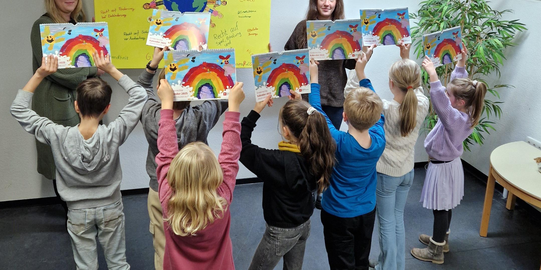 Die Kinder sind stolz auf ihre selbstgestalteten Kalender. Auf dem Foto zu sehen die Pädagogik-Studentinnen, die bei dem Kalenderprojekt mitgearbeitet haben: Lena Schulz (links) und Anika Görgen (rechts)