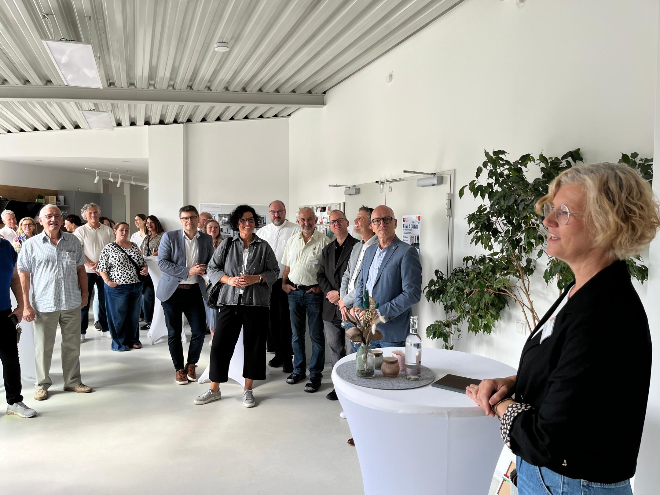 Leiterin Iris Emmerich begrüßt die Anwesenden