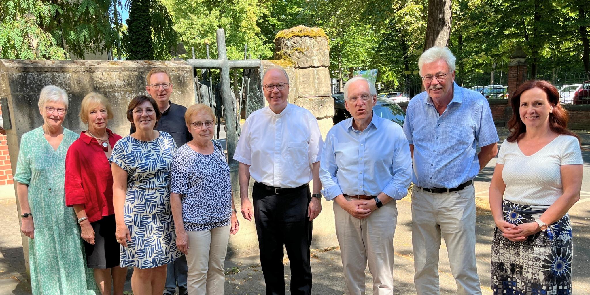 Bischof Ackermann (Vierter v. rechts) hat im Rahmen seiner Visitation (Besuchsreise) durch den Pastoralen Raum Neuwied die katholische Familienbildungsstätte Neuwied besucht und sich mit den Vorstandsmitgliedern des Trägervereins und der geschäftsführenden Leiterin, Sylvia Schifano (rechts) ausgetauscht.