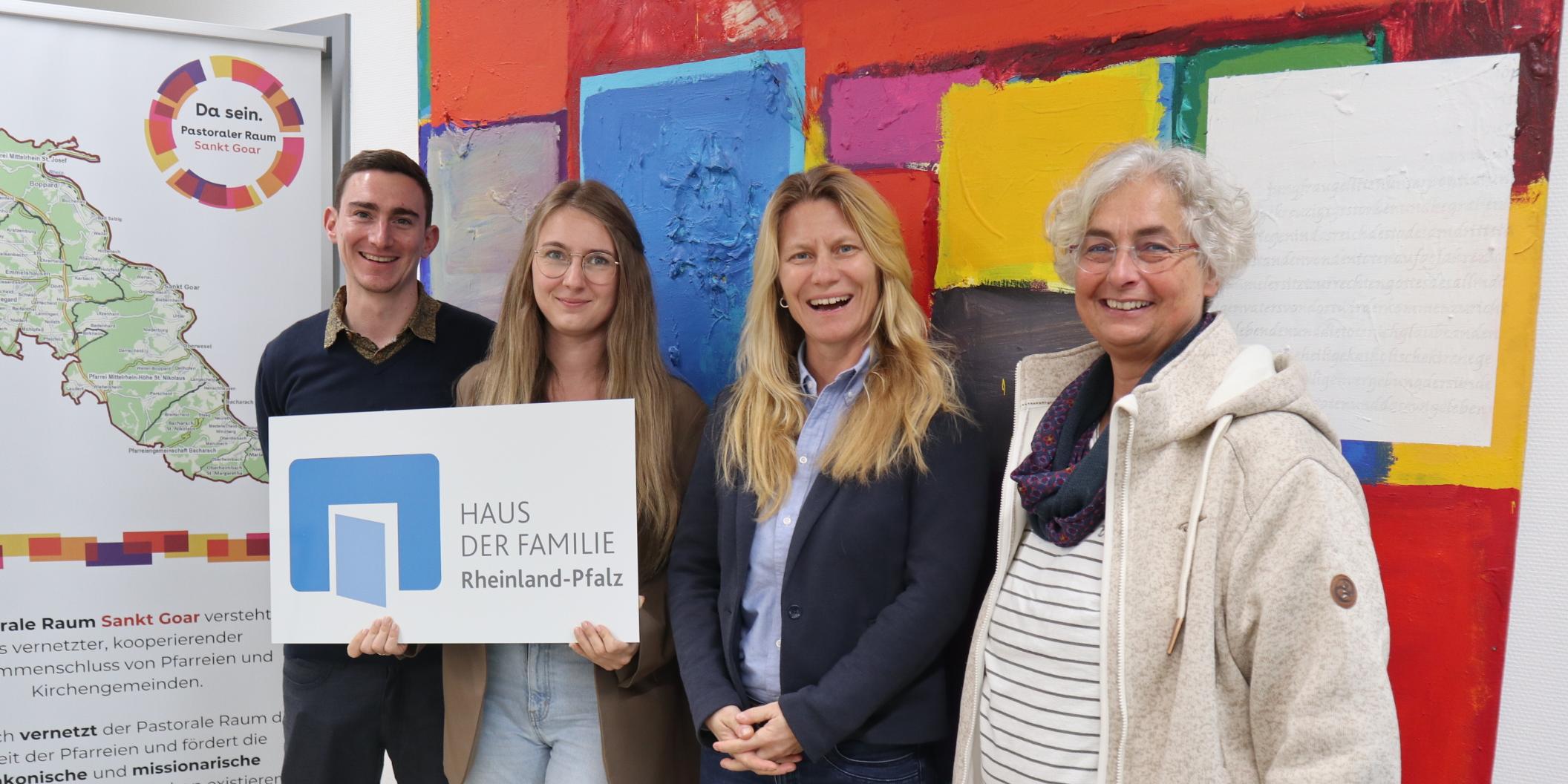 Gemeinsam für Familien im Rhein-Hunsrück-Kreis (v. links) Tobias Petry vom Leitungsteam des Pastoralen Raums Sankt Goar, Celine Gregor von der Katholischen Familienbildungsstätte Koblenz, Claudia Lang vom Leitungsteam des Pastoralen Raums und die geschäftsführende Leiterin der Koblenzer Familienbildungsstätte, Felicitas Flöthner.
