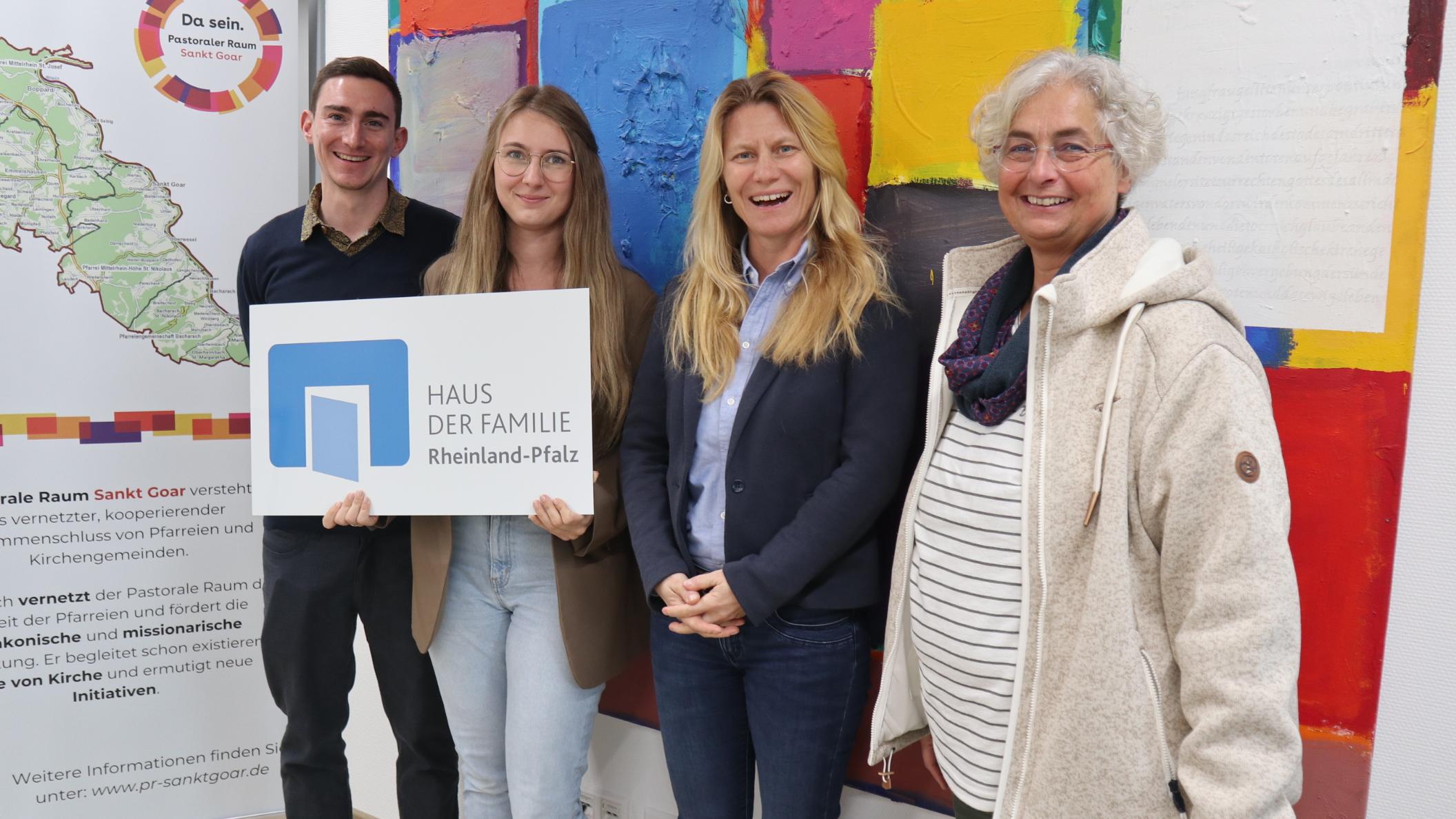 Gemeinsam für Familien im Rhein-Hunsrück-Kreis (v. links) Tobias Petry vom Leitungsteam des Pastoralen Raums Sankt Goar, Celine Gregor von der Katholischen Familienbildungsstätte Koblenz, Claudia Lang vom Leitungsteam des Pastoralen Raums und die geschäftsführende Leiterin der Koblenzer Familienbildungsstätte, Felicitas Flöthner.