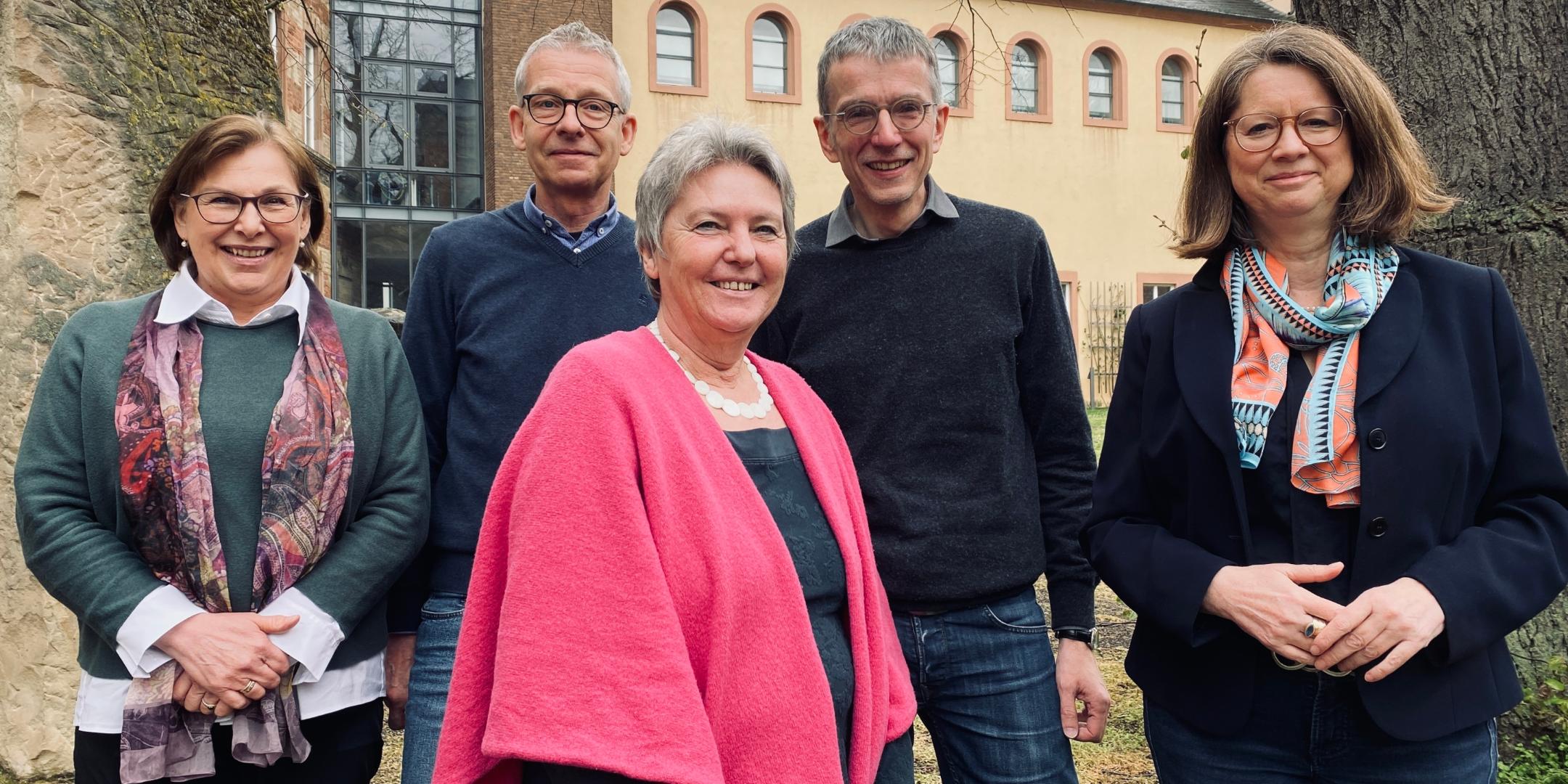 Die vier Mitglieder der Fachgruppe Bestattungsdienst (v.l.n.r.): Michaela Tholl, Jürgen Burkhardt, Marianne Krämer-Birsens und Stefan Nober, zusammen mit Direktorin Mechthild Schabo.