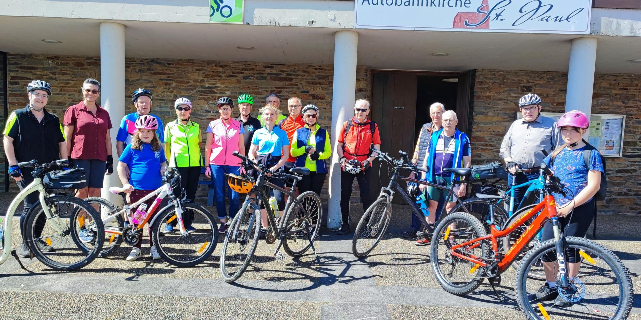 Start des ersten Fahrradkreuzwegs vor der Autobahn- und Radwegekirche St. Paul in Wengerohr