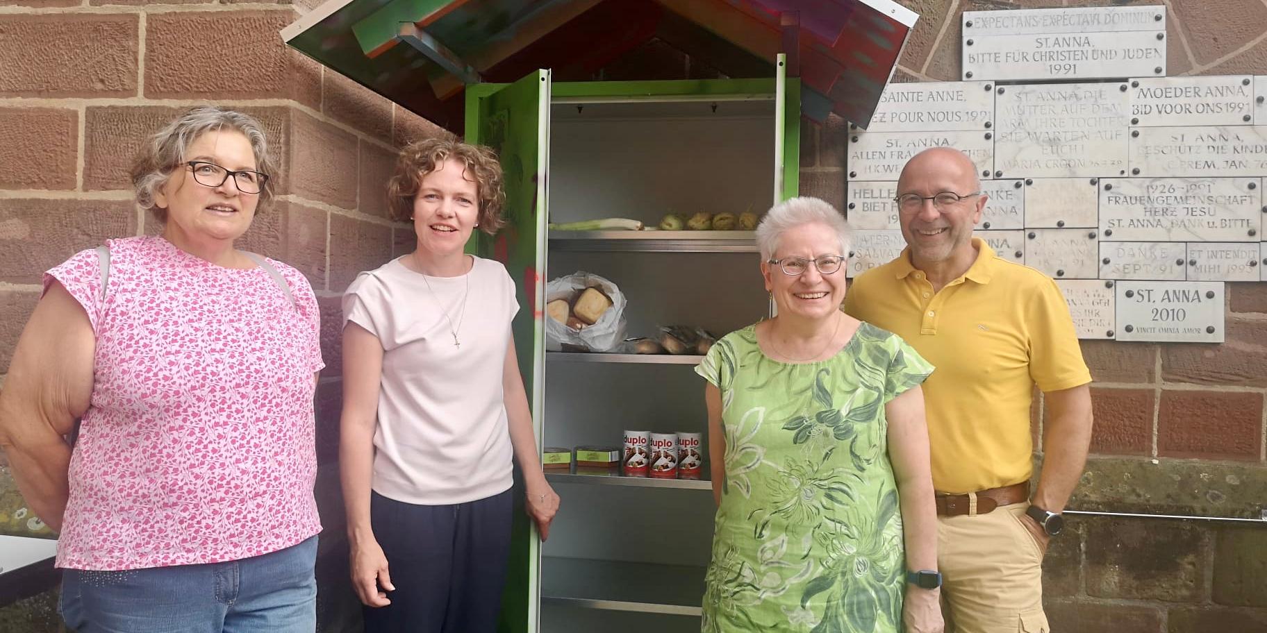 vlnr. Foodsaverin Petra Nievelstein, Pastoralreferentin Katja Bruch, Petra Weiland und Matthias Werner (beide 'sredna) freuen sich über den neuen Fairteiler im Trierer Süden