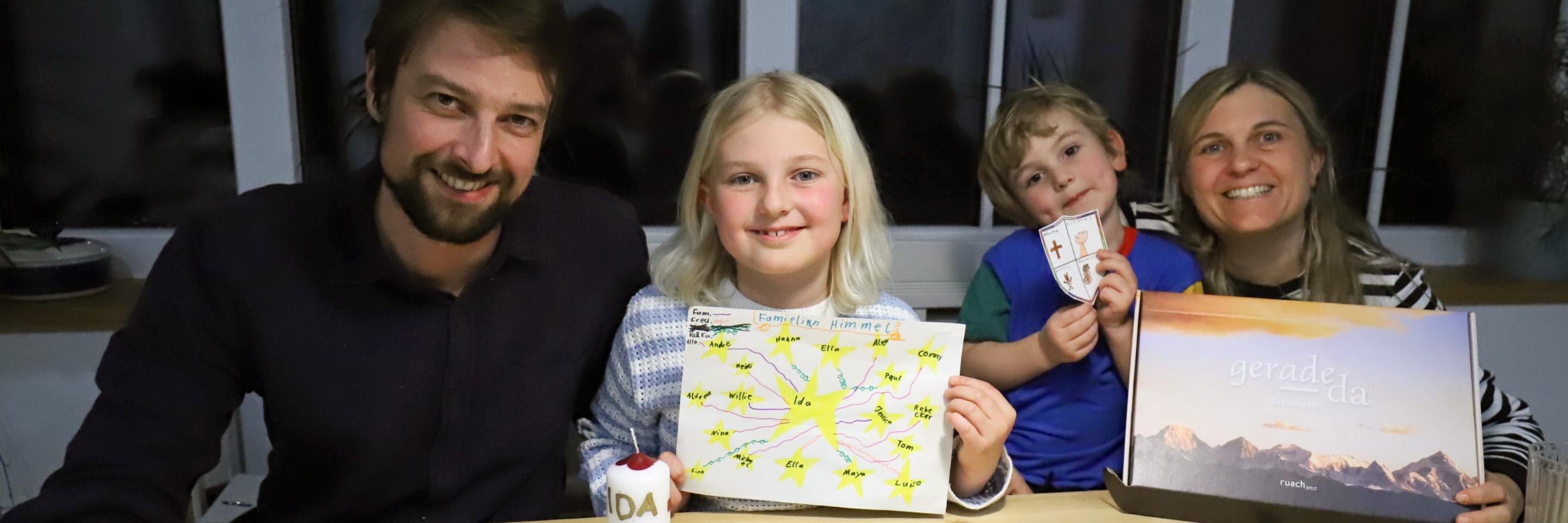 Das Foto zeigt Familie Licht, Vater, Mutter und zwei Kinder