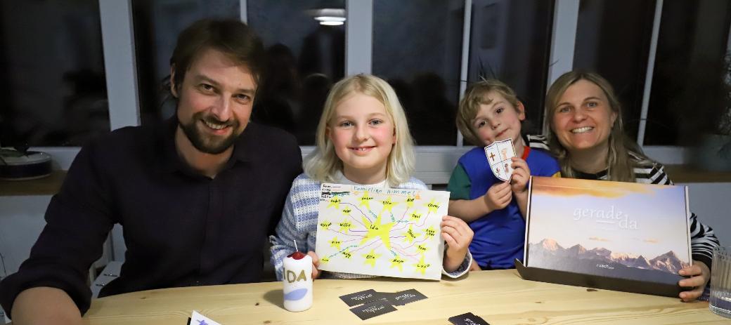 Das Foto zeigt Familie Licht, Vater, Mutter und zwei Kinder