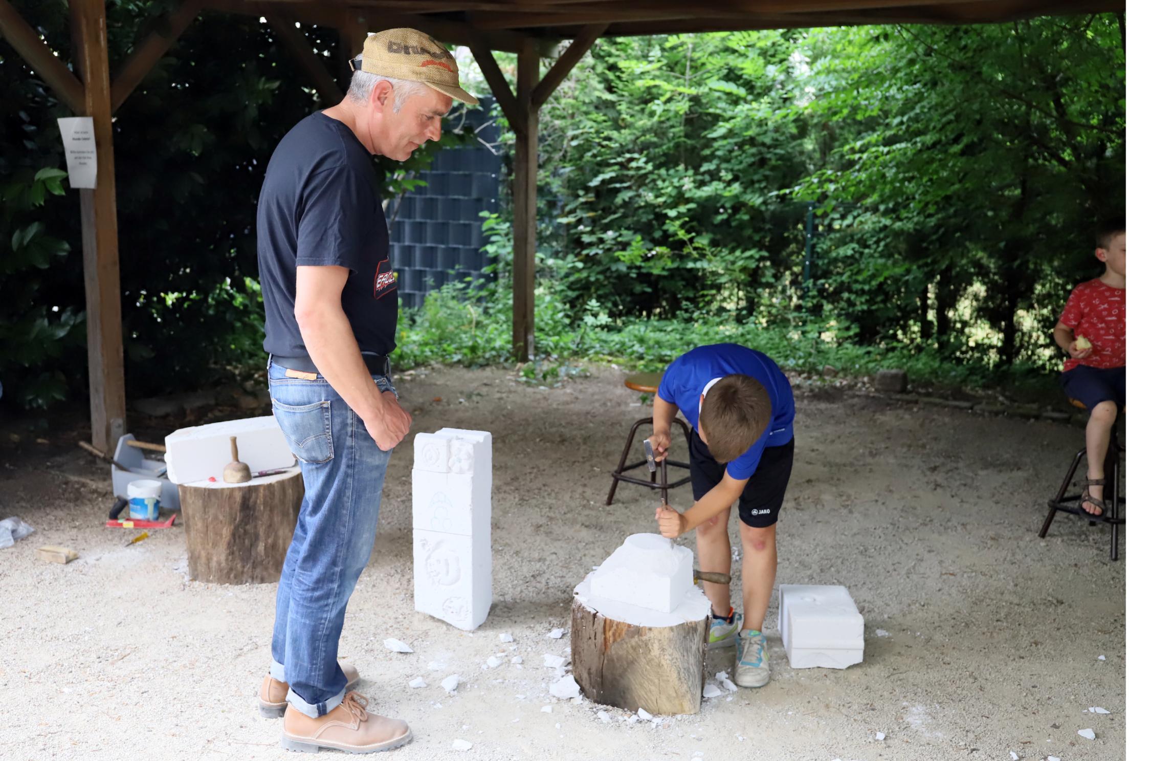 Kinder probieren sich als mit Meister Henning Wirtz als Steinmetz auf der Familien-Rallye der Remise