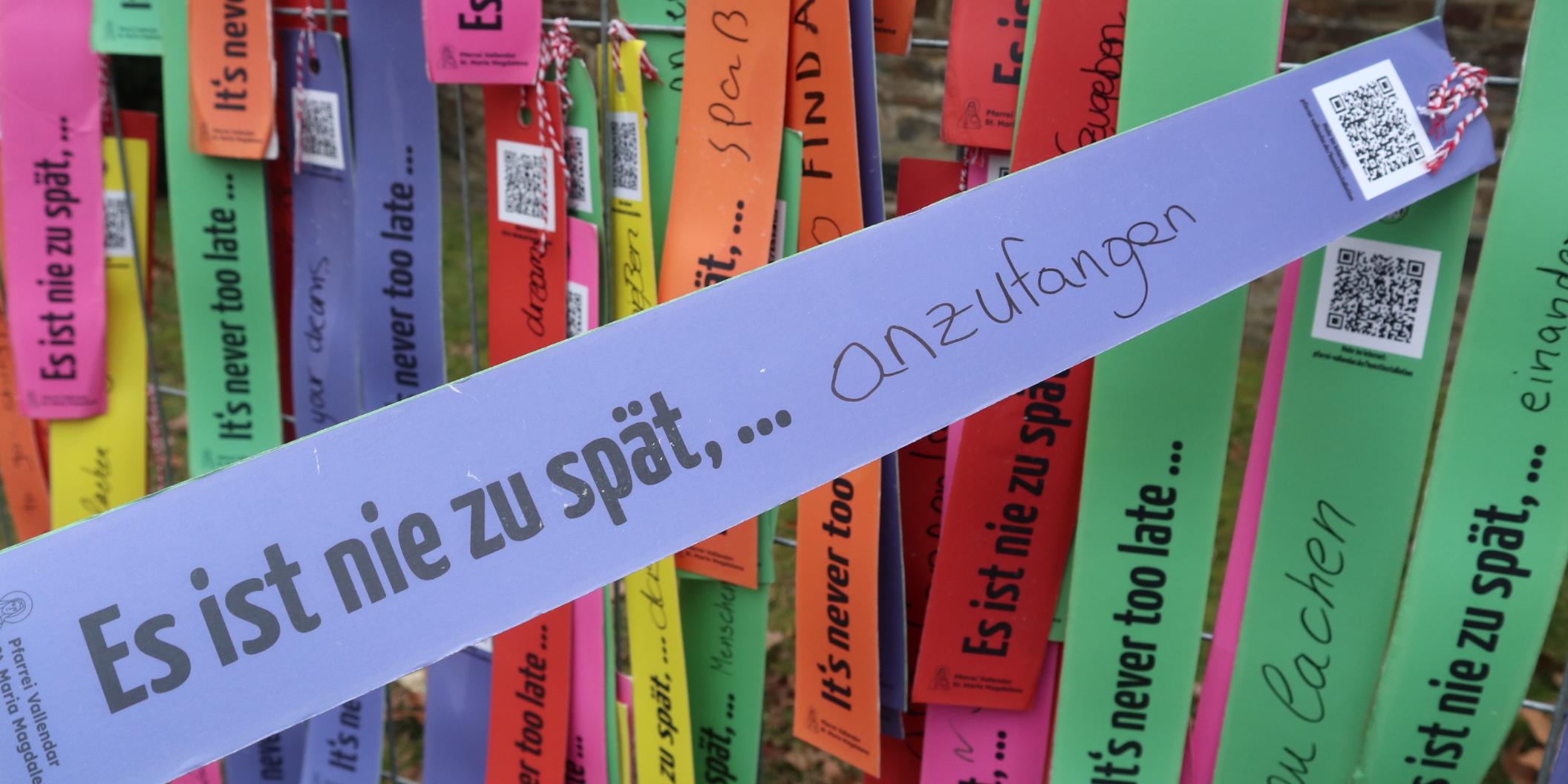 Bunte Zettel der Kunstaktion 'Es ist nie zu spät...' der Pfarrei St. Maria Magdalena in Vallendar.