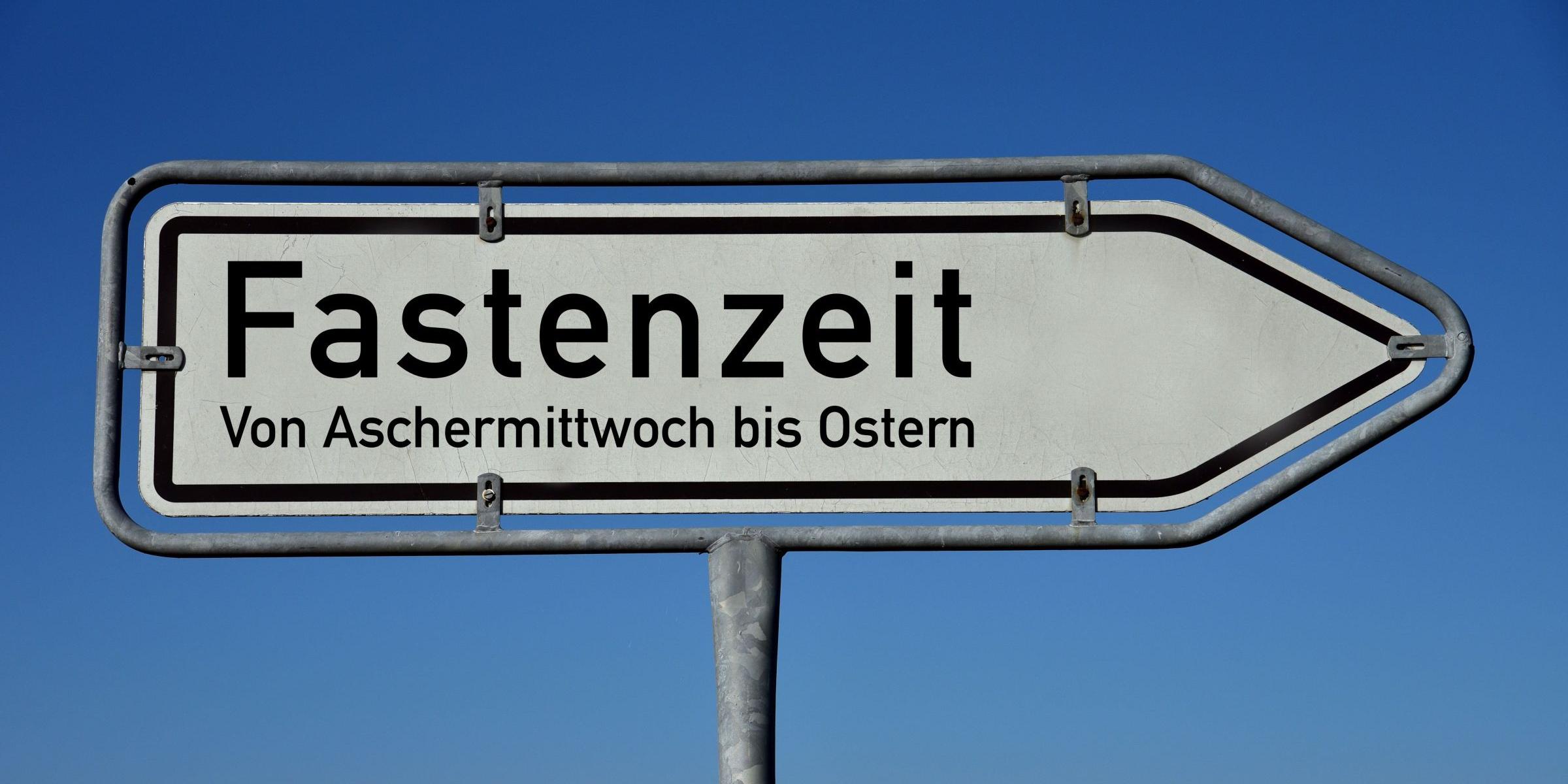 Schild mit Aufdruck 'Fastenzeit'