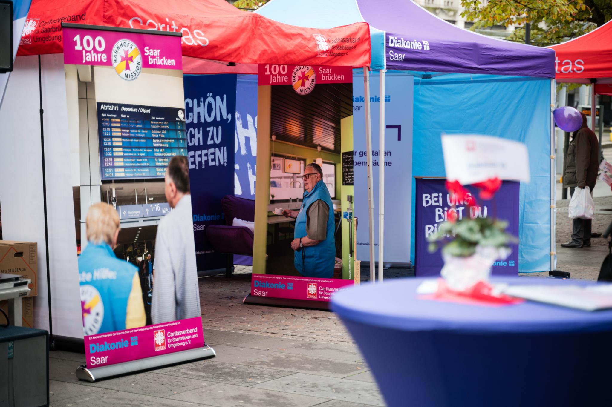 Die Bahnhofsmission ist offene Anlaufstelle für alle Menschen am Bahnhof. Roll-up-Ausstellung von Christine Funk