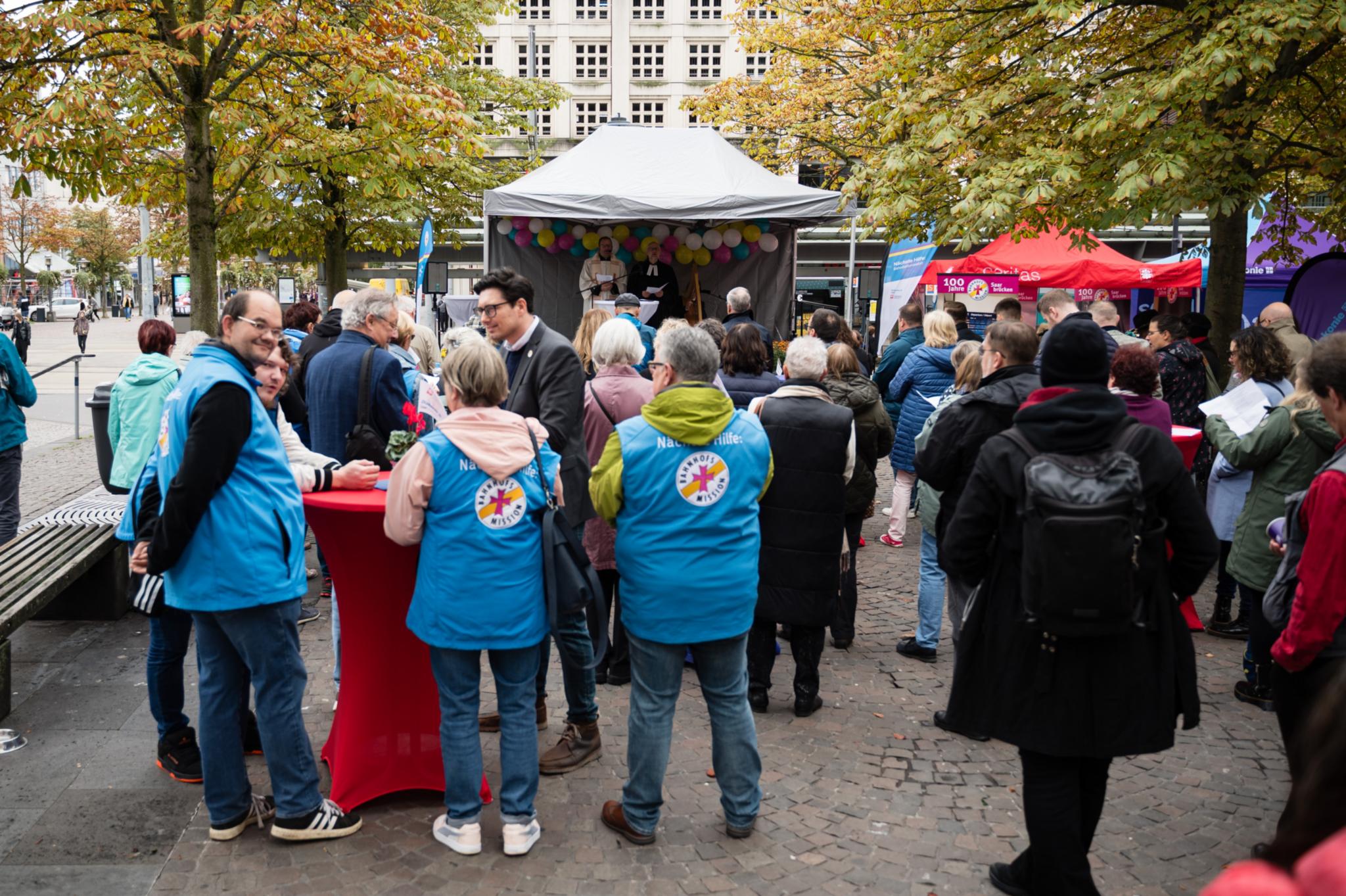 Auf dem Bahnhofsvorplatz feierten Diakonie und Caritas mit vielen Gästen 100 Jahre Ökumenische Bahnhofsmission, zu Beginn mit einem Gottesdienst.