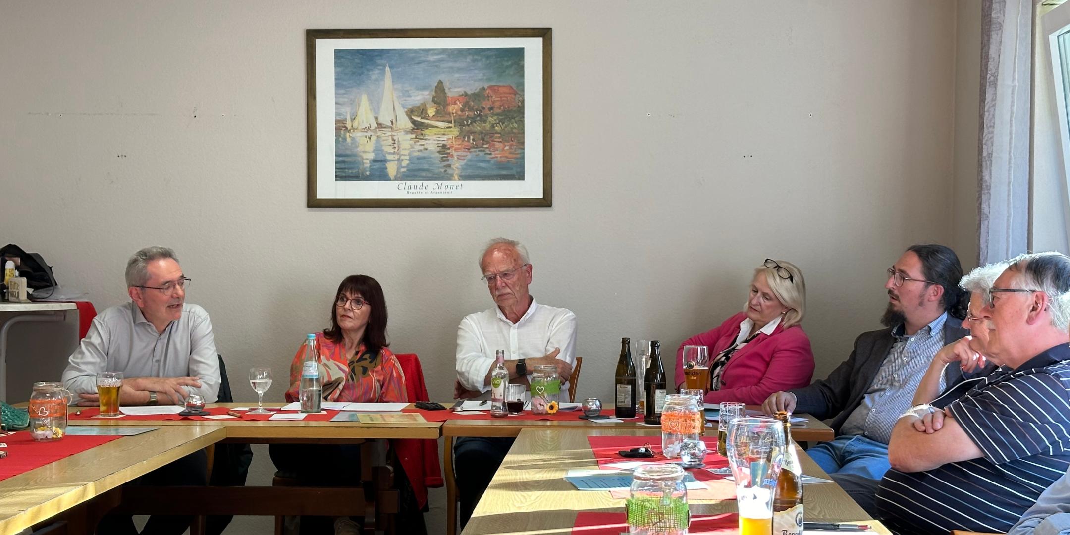 Johann und Sigrid Willkomm sowie Hans-Jürgen Berg (von links) beantworten die Fragen der Zuhörer zum Thema „Feierabend-Pilgern“.