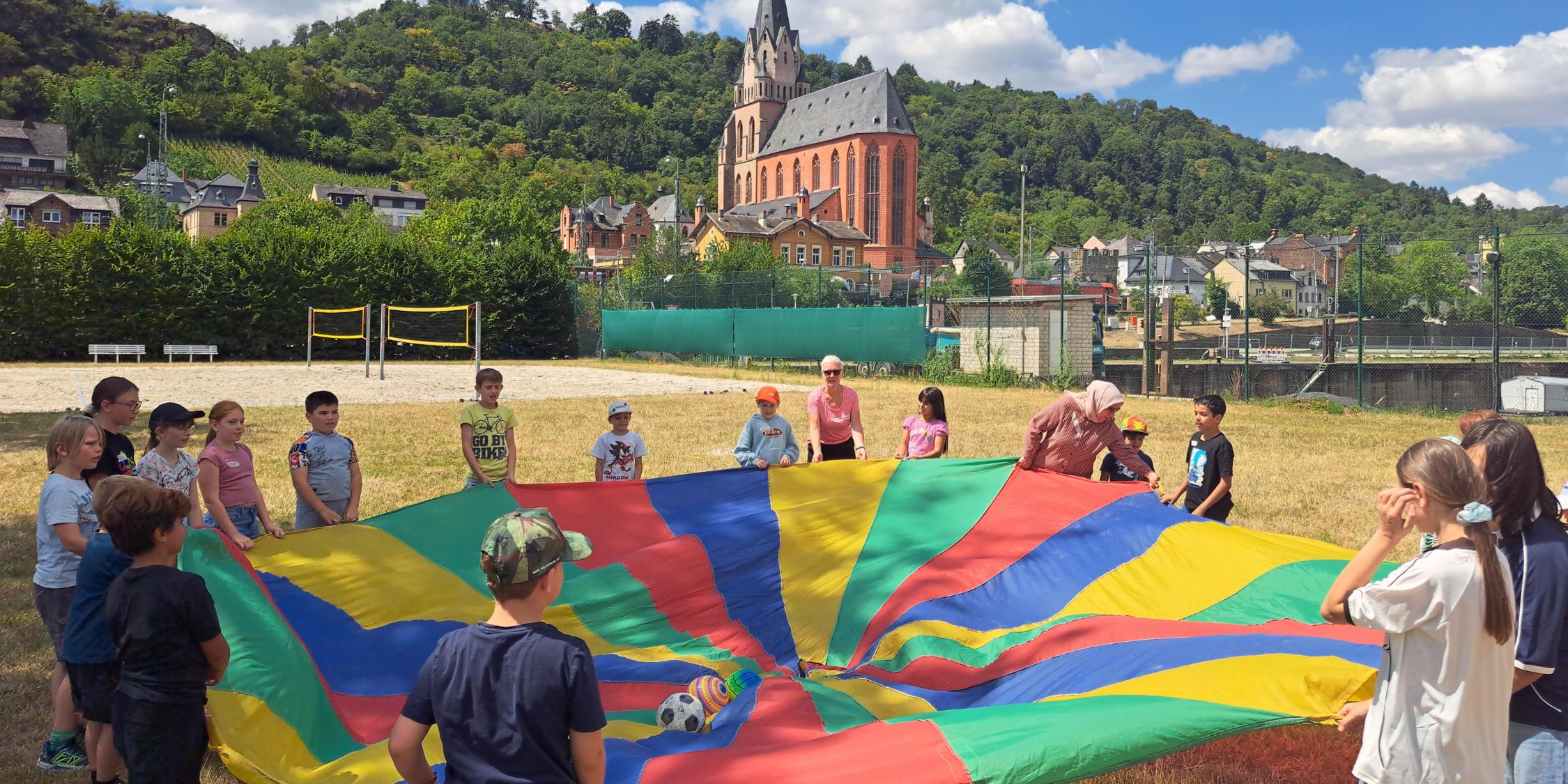 Die Gruppe macht Spiele mit einem Schwungtuch