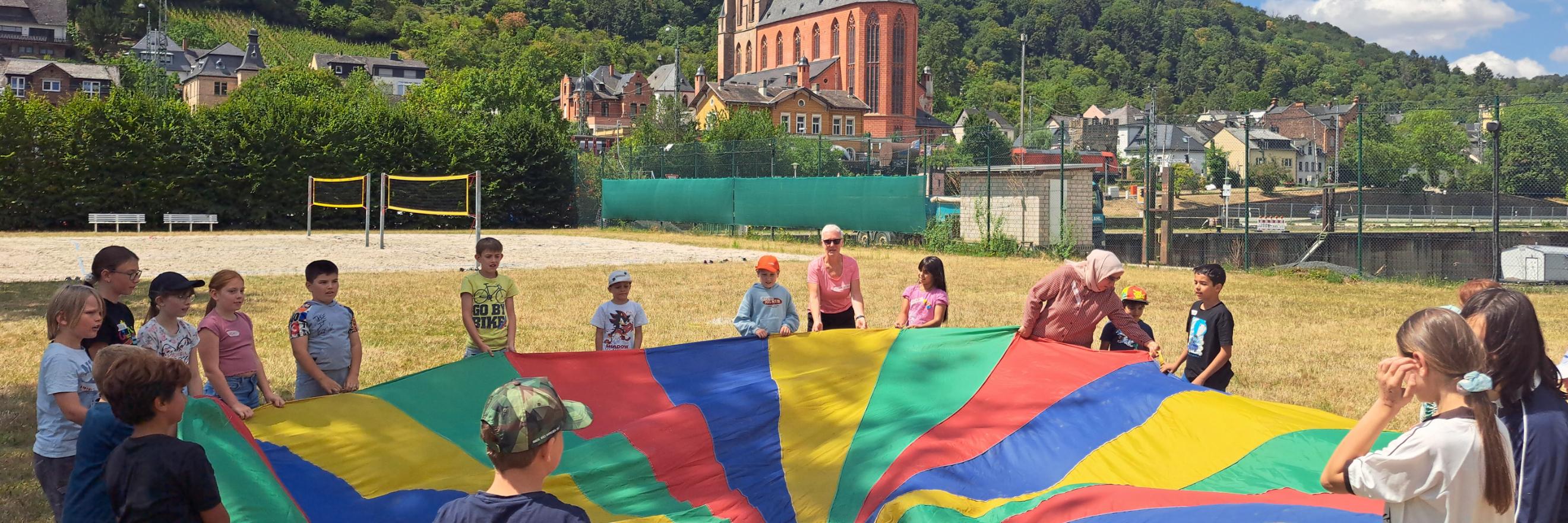Die Gruppe macht Spiele mit einem Schwungtuch