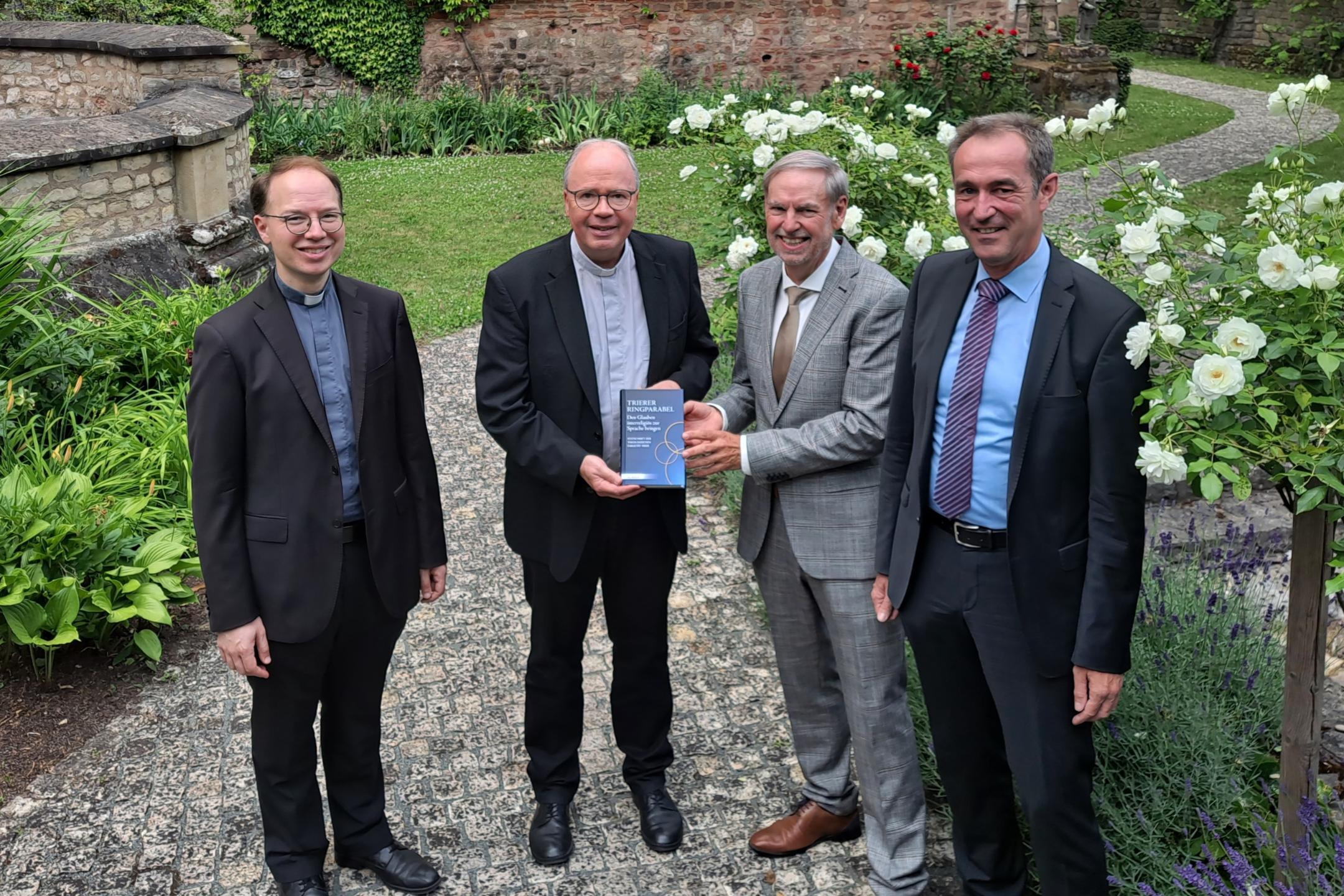 Übergabe der Festschrift: Prof. Marco Benini, Bischof Ackermann, Rektor Walter Andreas Euler und Prof. Klaus Vellguth (vlnr)