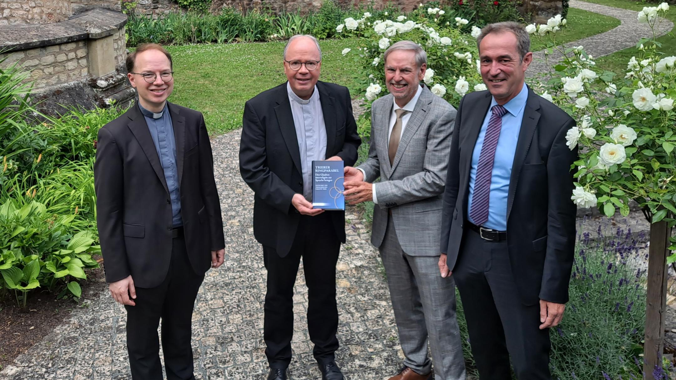 Übergabe der Festschrift: Prof. Marco Benini, Bischof Ackermann, Rektor Walter Andreas Euler und Prof. Klaus Vellguth (vlnr)