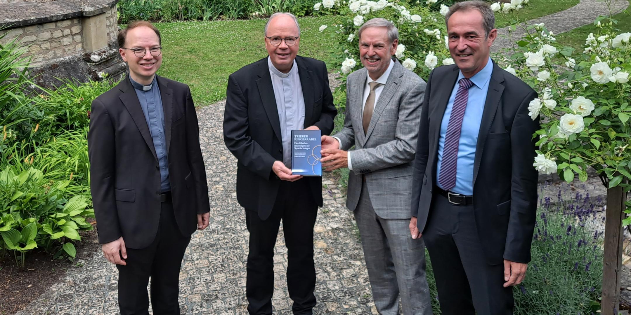 Übergabe der Festschrift: Prof. Marco Benini, Bischof Ackermann, Rektor Walter Andreas Euler und Prof. Klaus Vellguth (vlnr)