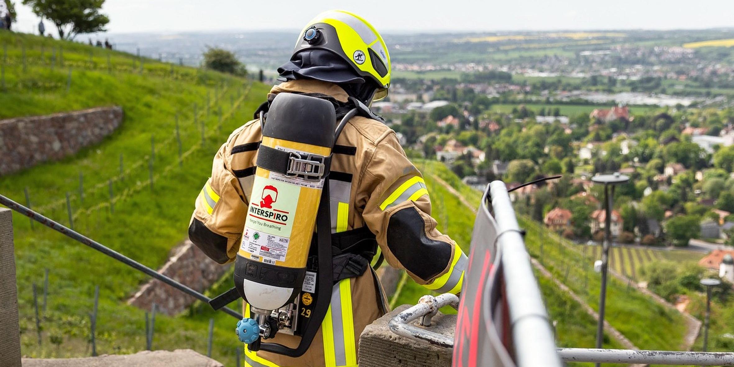 Läufer in Feuerwehrmontur