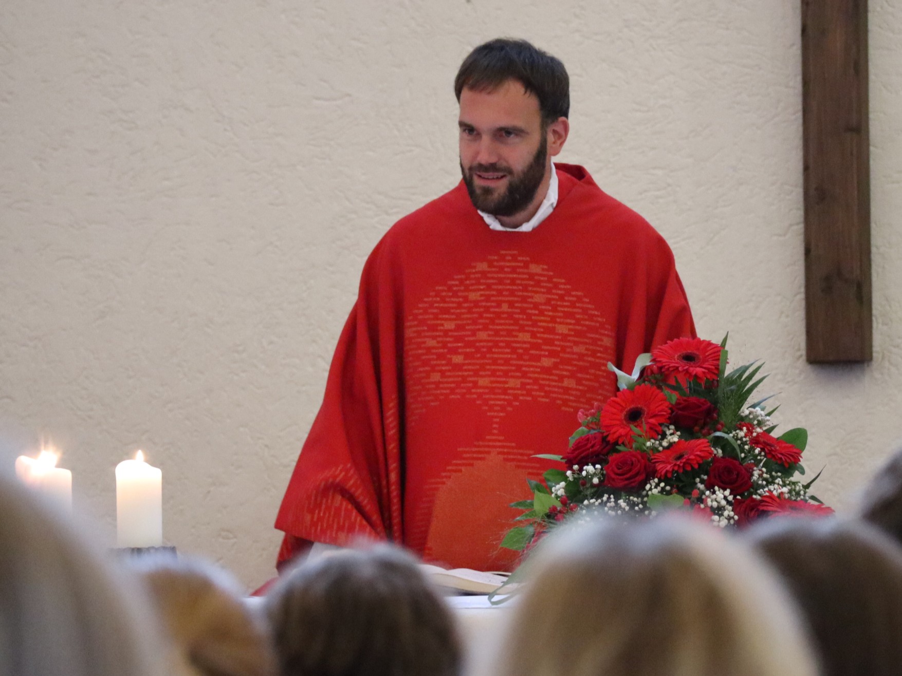 Firmspender Dominic Lück steht am Altar