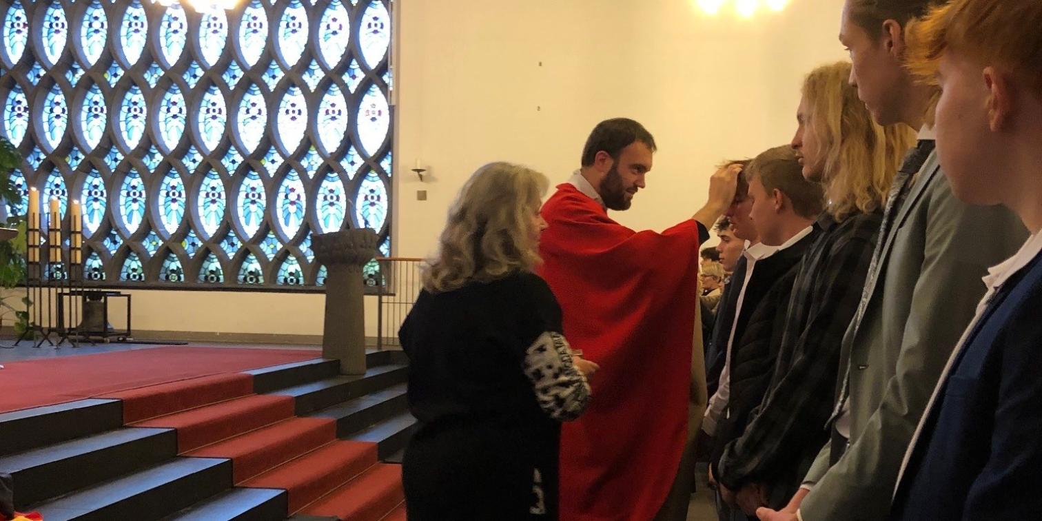 Jugendpfarrer Lück bei der Firmung in St. Veit Mayen