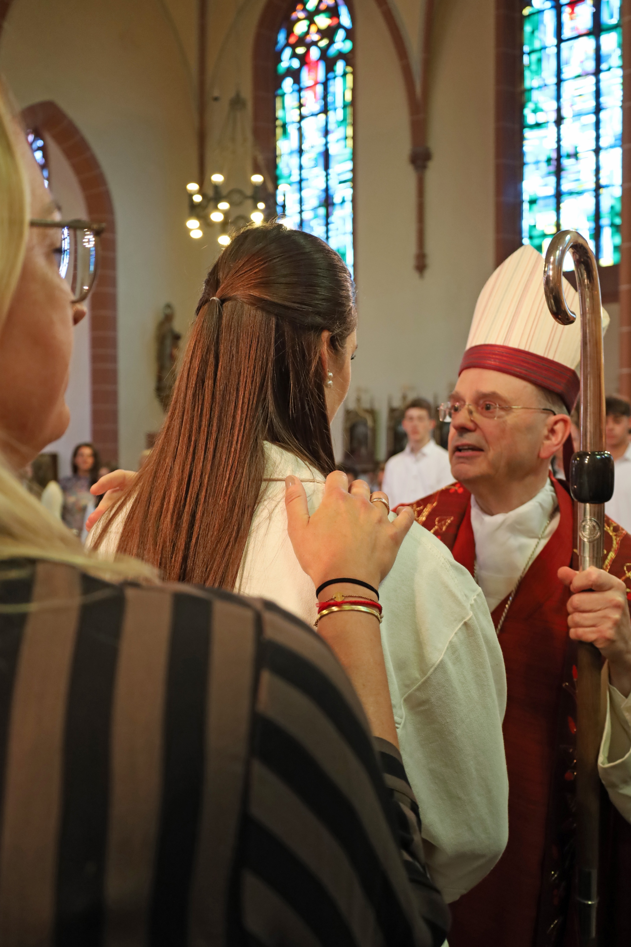 Weihbischof Brahm spendet das Sakrament der Firmung