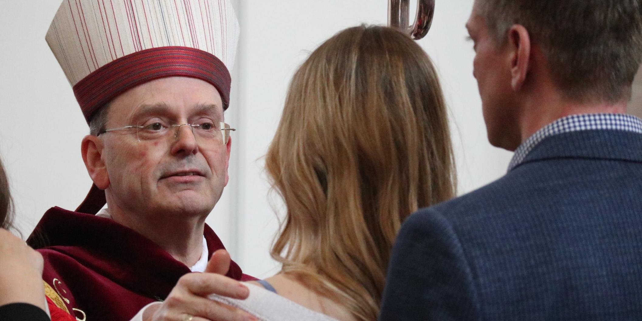 Weihbischof Robert Brahm bei einer Firmung im Jahr 2023