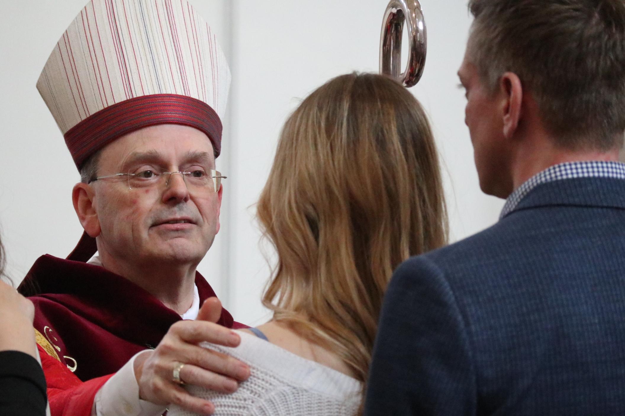 Weihbischof Robert Brahm bei einer Firmung im Jahr 2023