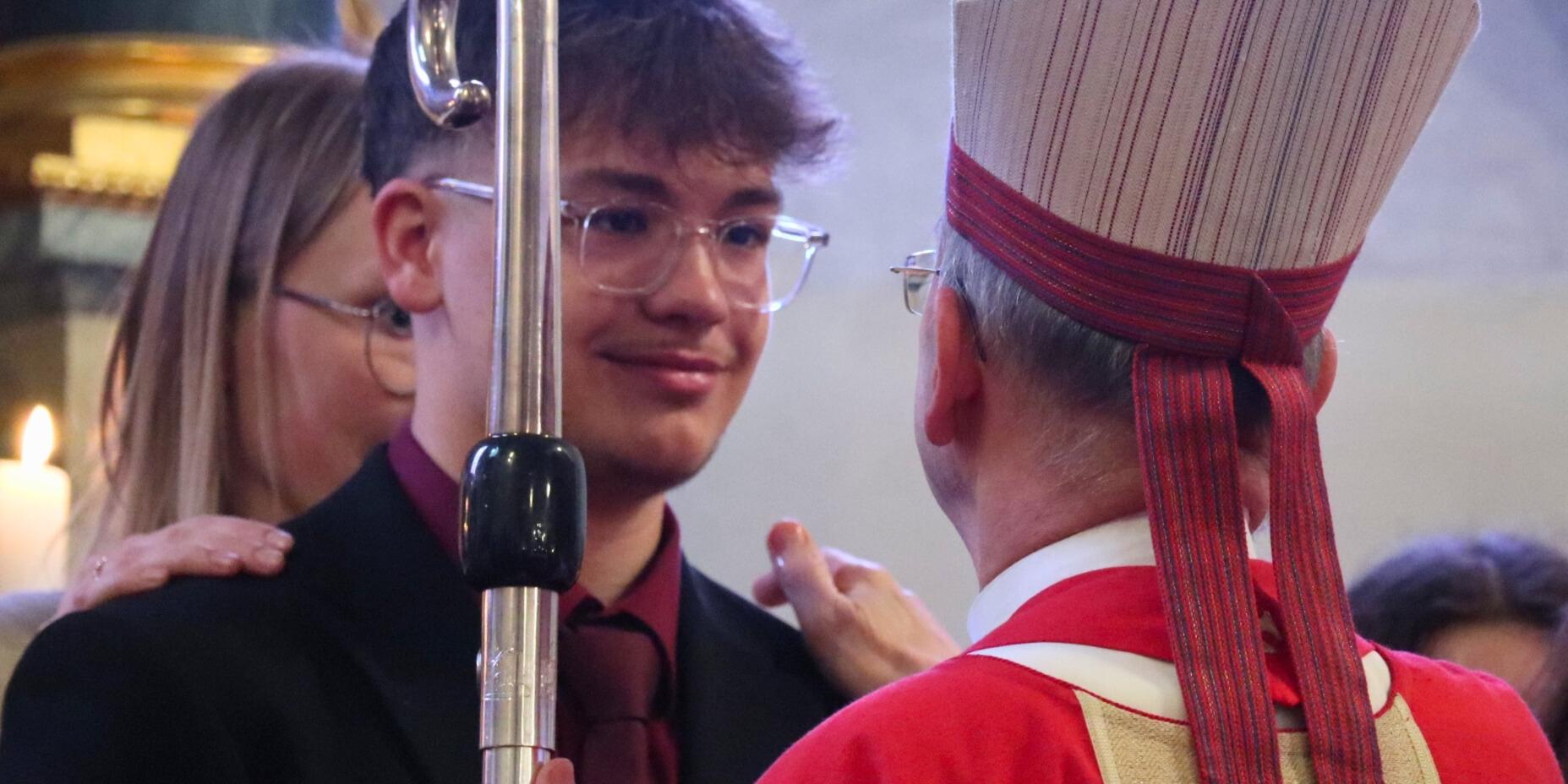 Weihbischof Brahm spendete jungen Menschen im Pastoralen Raum Bad Neuenahr-Ahrweiler das Sakrament der Firmung.