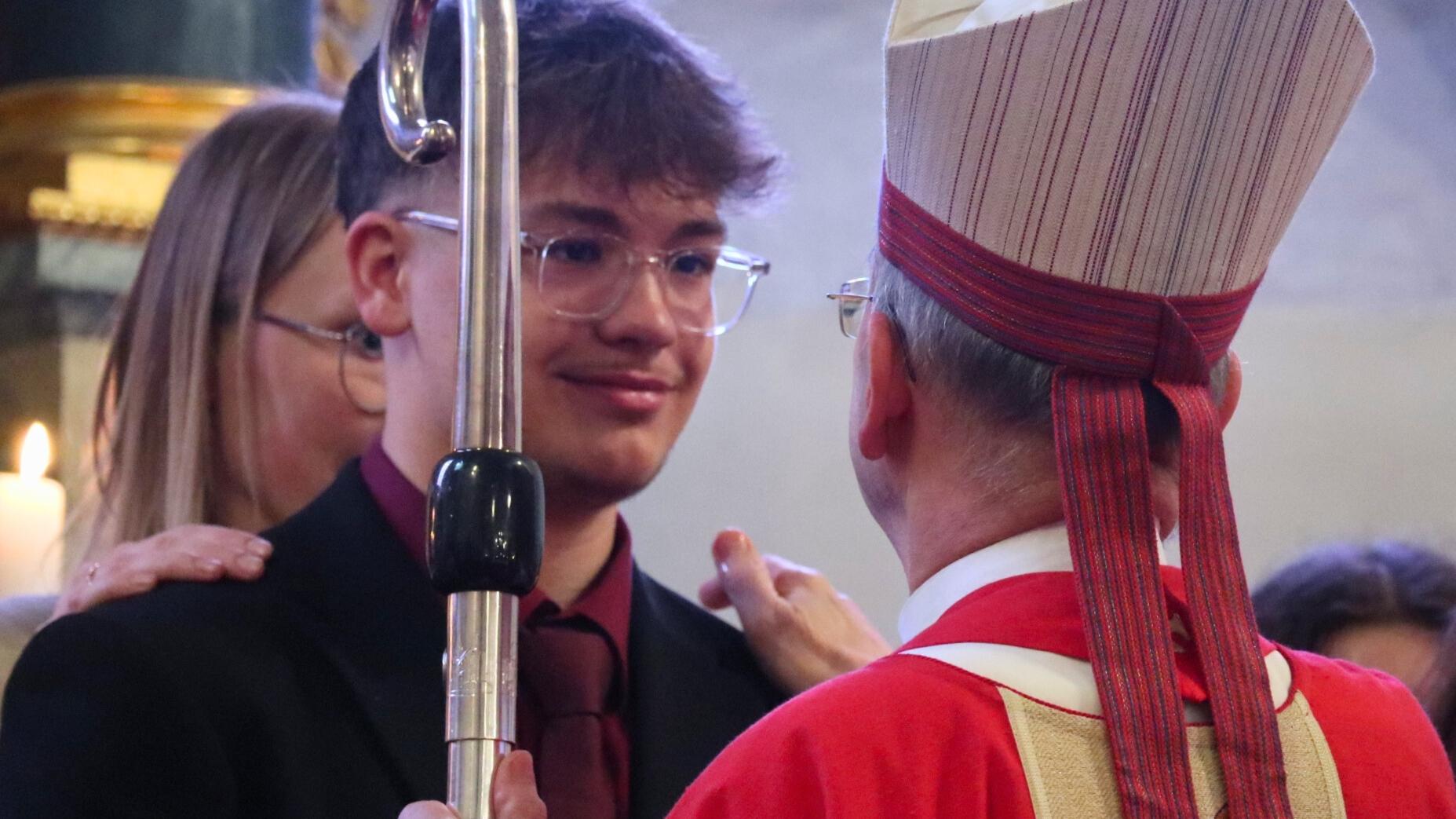 Weihbischof Brahm spendete jungen Menschen im Pastoralen Raum Bad Neuenahr-Ahrweiler das Sakrament der Firmung.