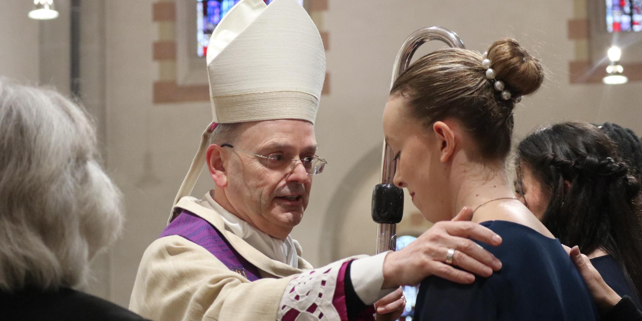 Weihbischof Brahm zeichnete den Jugendlichen ein Kreuz mit Chrisam-Öl auf die Stirn und sprach gleichzeitig die Worte „Sei besiegelt durch die Gabe Gottes, den Heiligen Geist“. Dabei legten die Firmpatinnen und Firmpaten ihre Hand auf die Schulter der jungen Menschen.