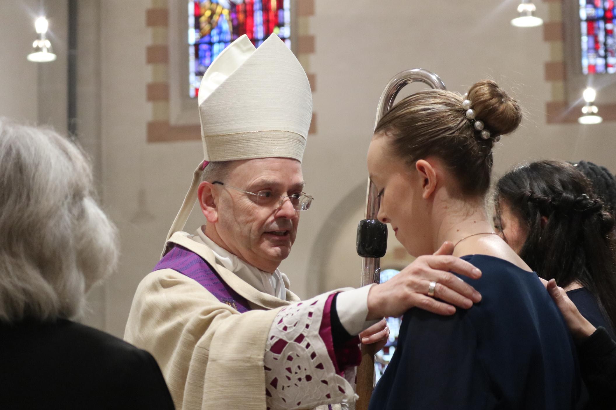 Weihbischof Brahm zeichnete den Jugendlichen ein Kreuz mit Chrisam-Öl auf die Stirn und sprach gleichzeitig die Worte „Sei besiegelt durch die Gabe Gottes, den Heiligen Geist“. Dabei legten die Firmpatinnen und Firmpaten ihre Hand auf die Schulter der jungen Menschen.