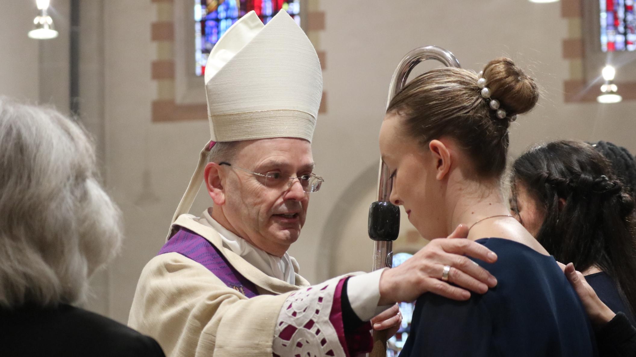 Weihbischof Brahm zeichnete den Jugendlichen ein Kreuz mit Chrisam-Öl auf die Stirn und sprach gleichzeitig die Worte „Sei besiegelt durch die Gabe Gottes, den Heiligen Geist“. Dabei legten die Firmpatinnen und Firmpaten ihre Hand auf die Schulter der jungen Menschen.