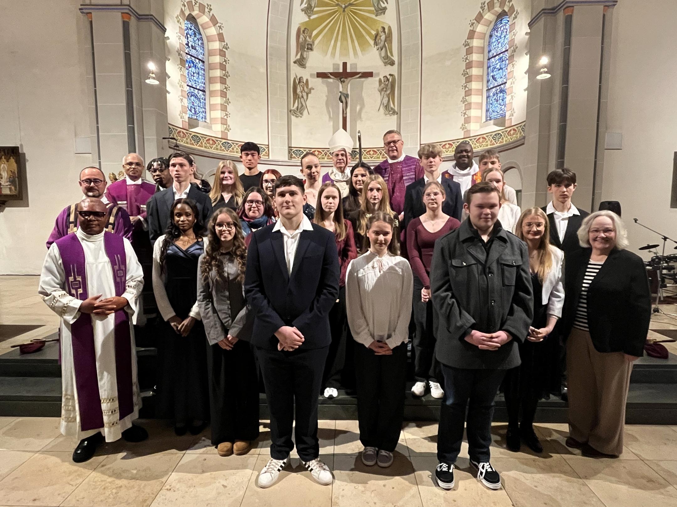 Jugendliche aus dem Pastoralen Raum Koblenz haben durch den Trierer Weihbischof Robert Brahm das Sakrament der Firmung in der St. Medard-Kirche in Bendorf erhalten.